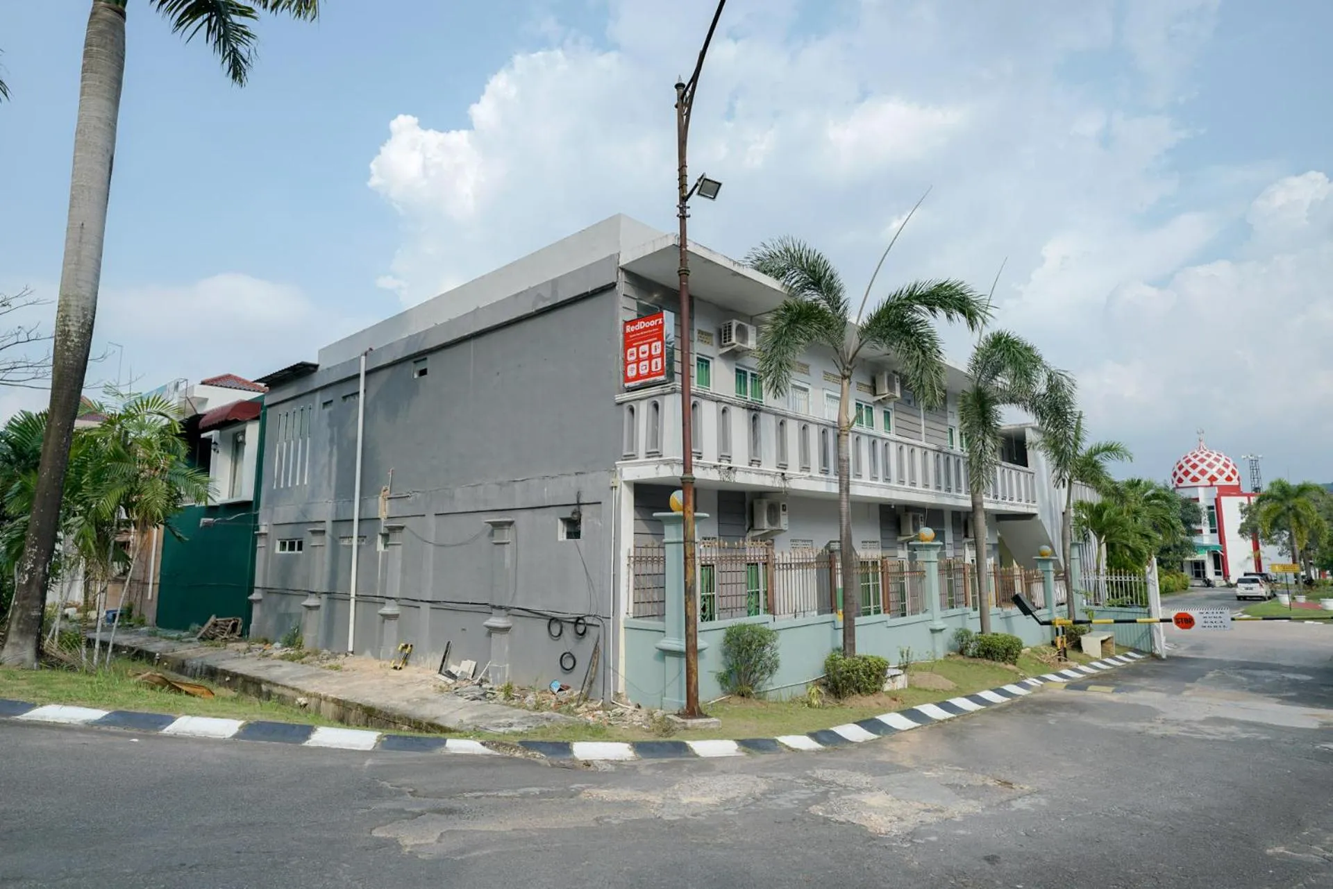 Property building in RedDoorz Syariah near RS Awal Bros Batam