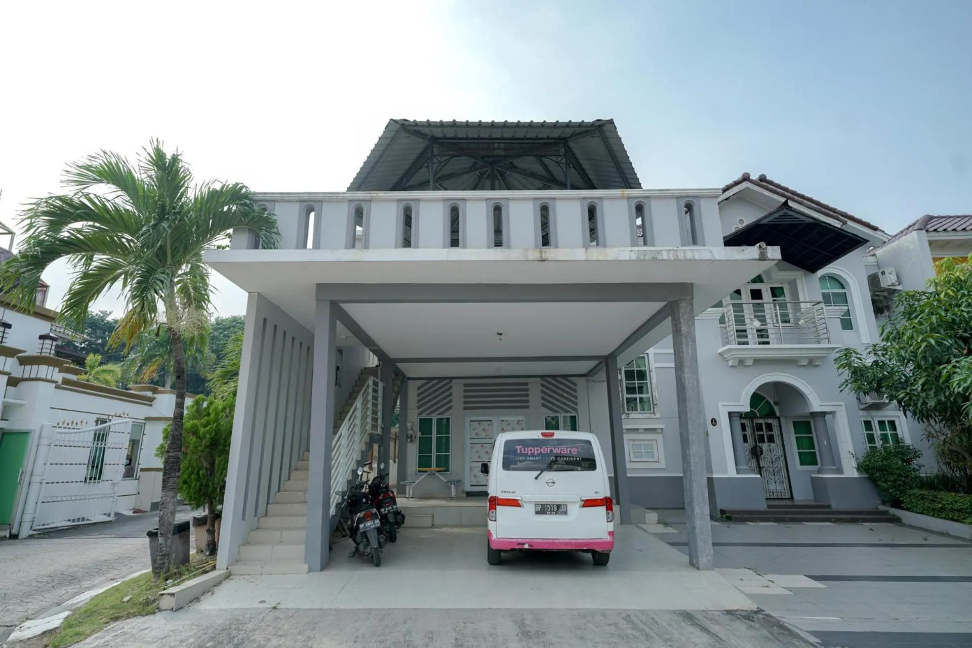 Facade/entrance in RedDoorz Syariah near RS Awal Bros Batam