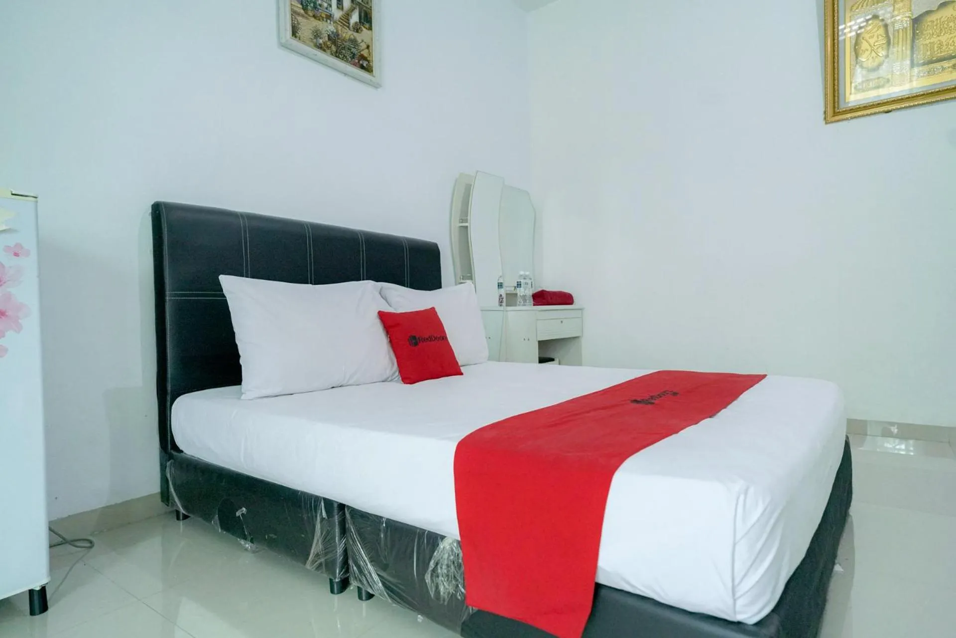 Bedroom, Bed in RedDoorz Syariah near RS Awal Bros Batam
