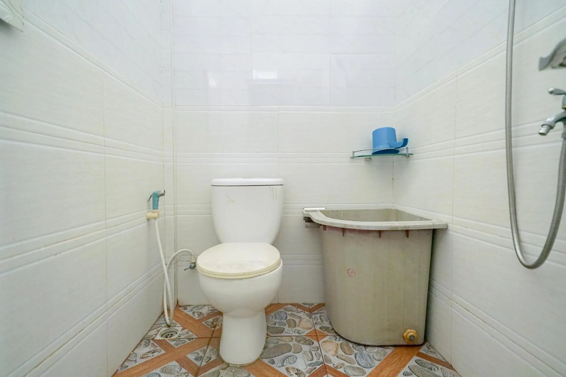 Bathroom in RedDoorz Syariah near RS Awal Bros Batam