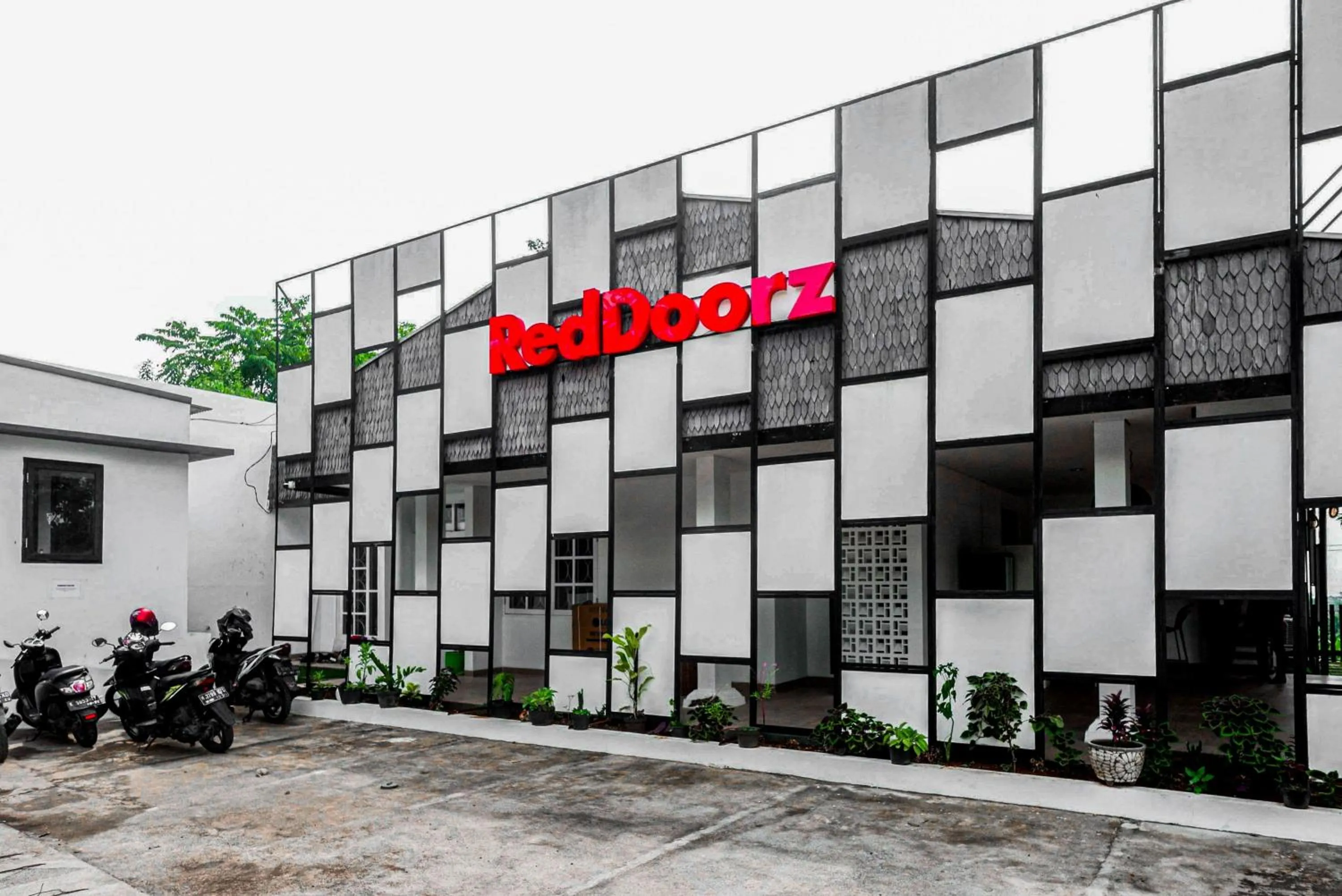 Parking in RedDoorz near Bukitsari Semarang