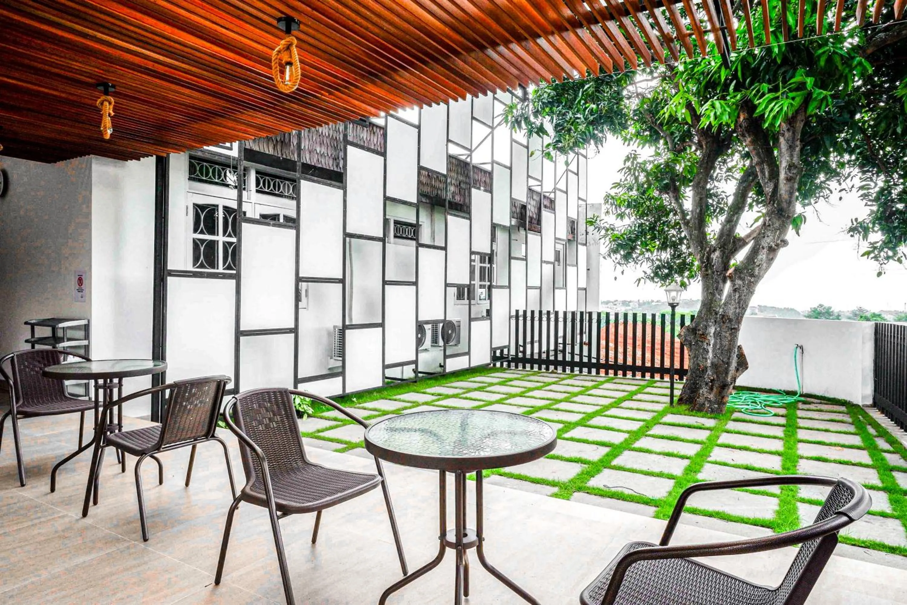 Seating area in RedDoorz near Bukitsari Semarang