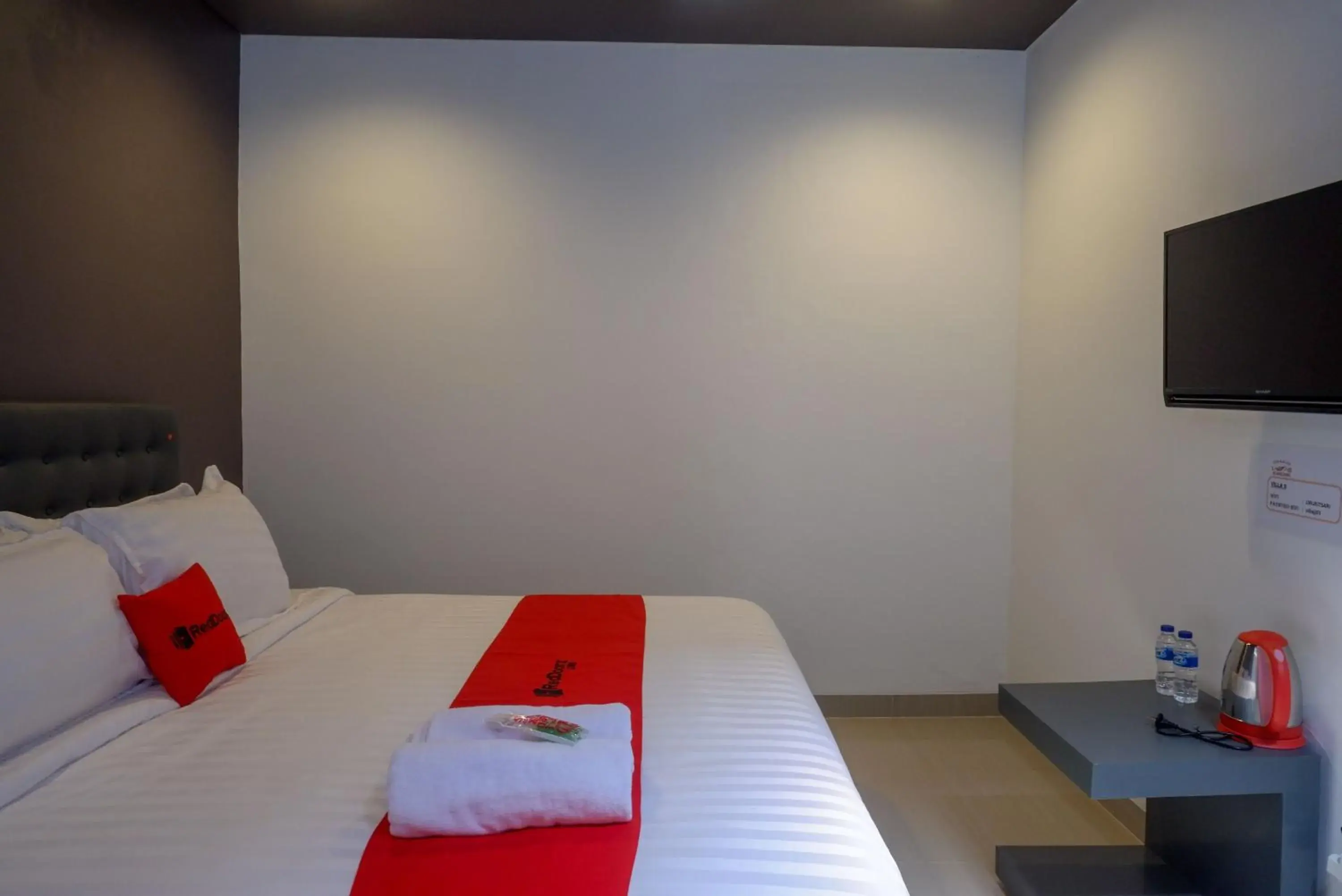 Bed in RedDoorz near Bukitsari Semarang Bed in RedDoorz near Bukitsari Semarang