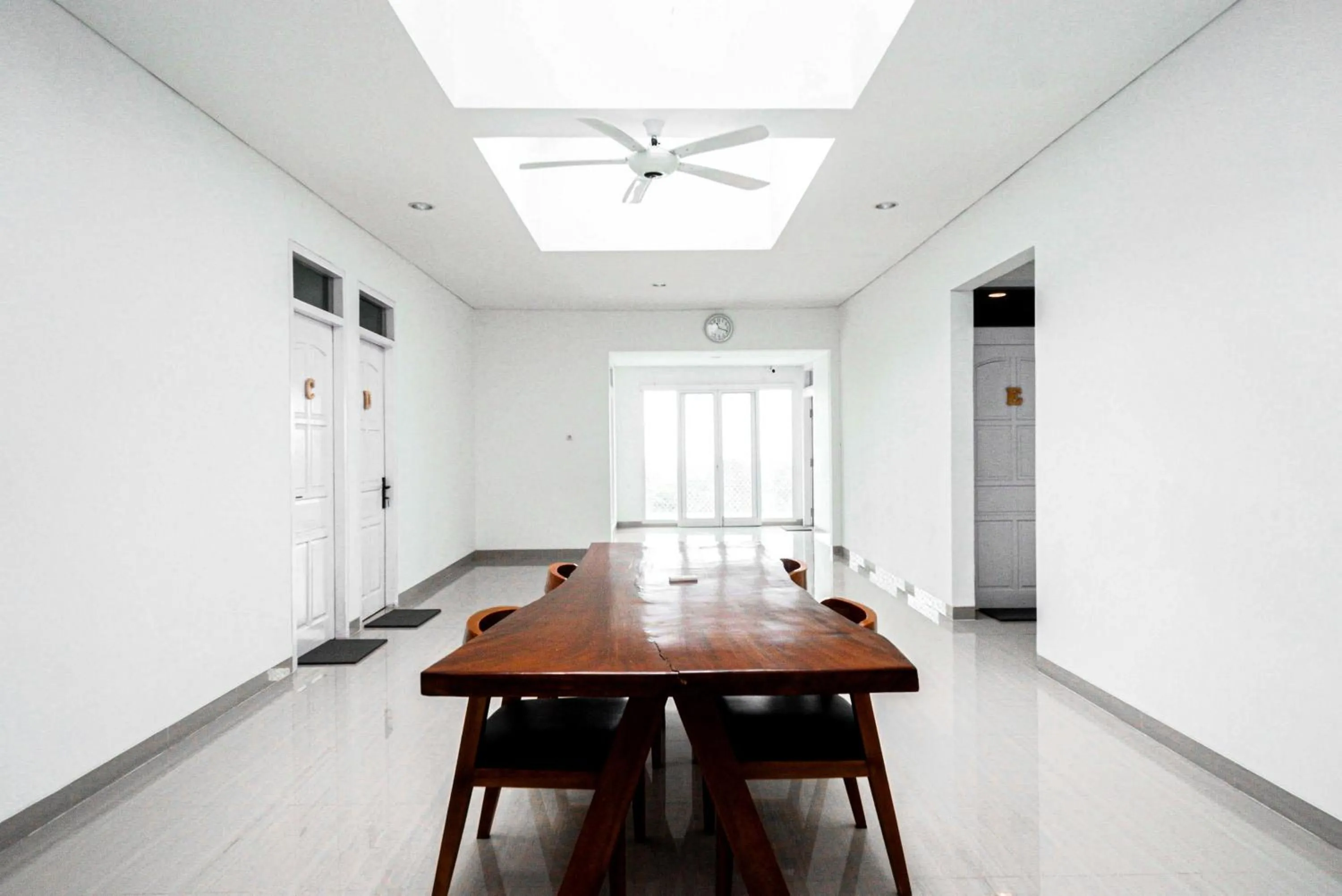 Seating area in RedDoorz near Bukitsari Semarang