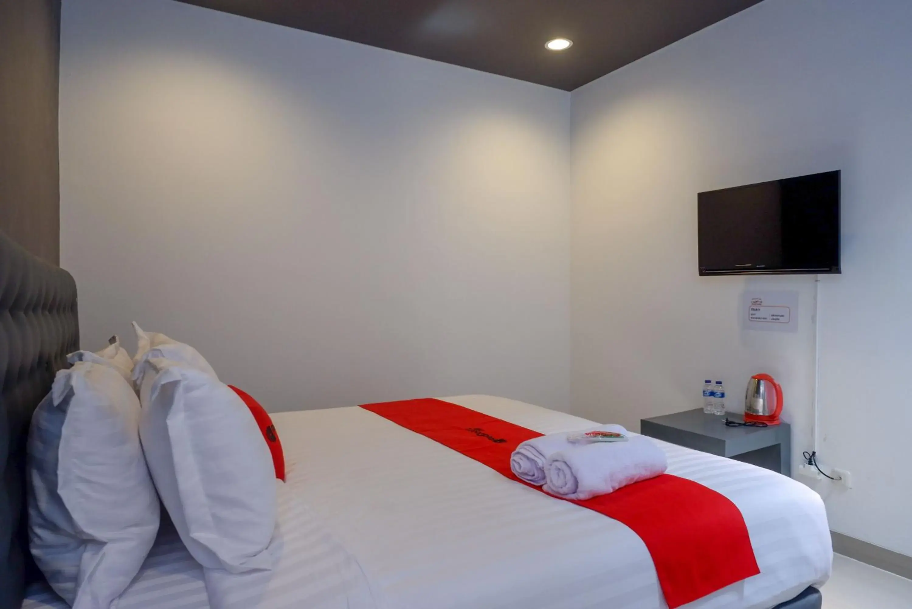 Bed in RedDoorz near Bukitsari Semarang Bed in RedDoorz near Bukitsari Semarang