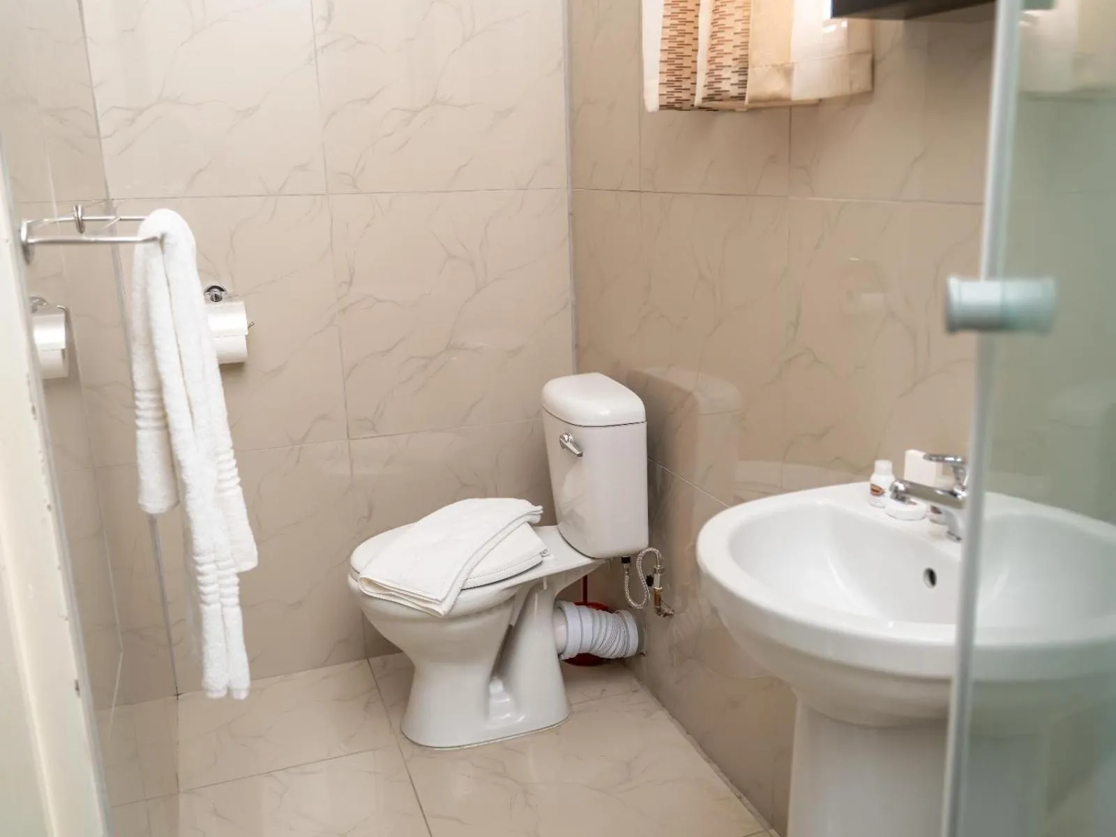 Toilet in Ngwenya City Hotel