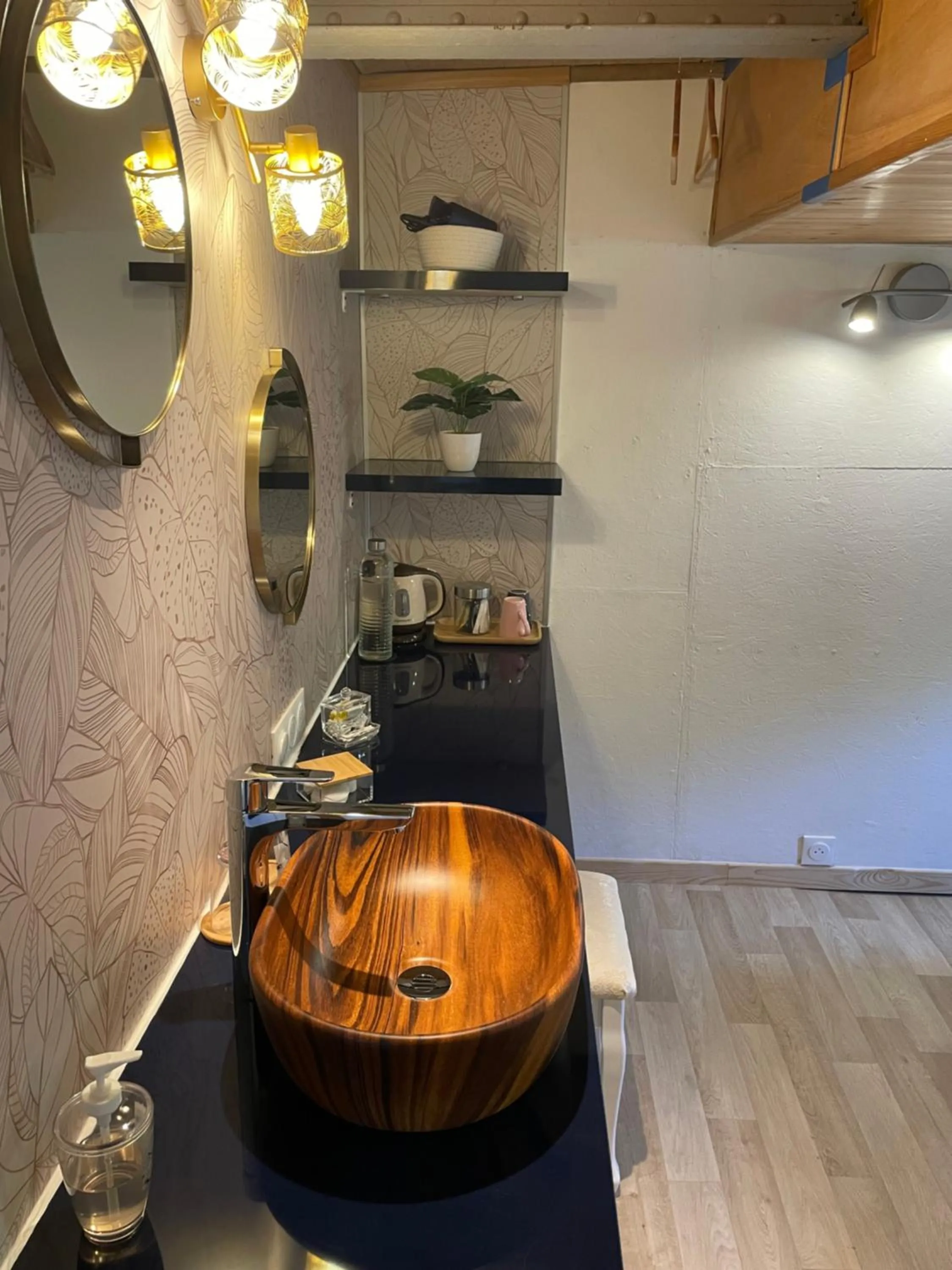 Bathroom in Péniche Le Pescalune - Chambre d'hôtes