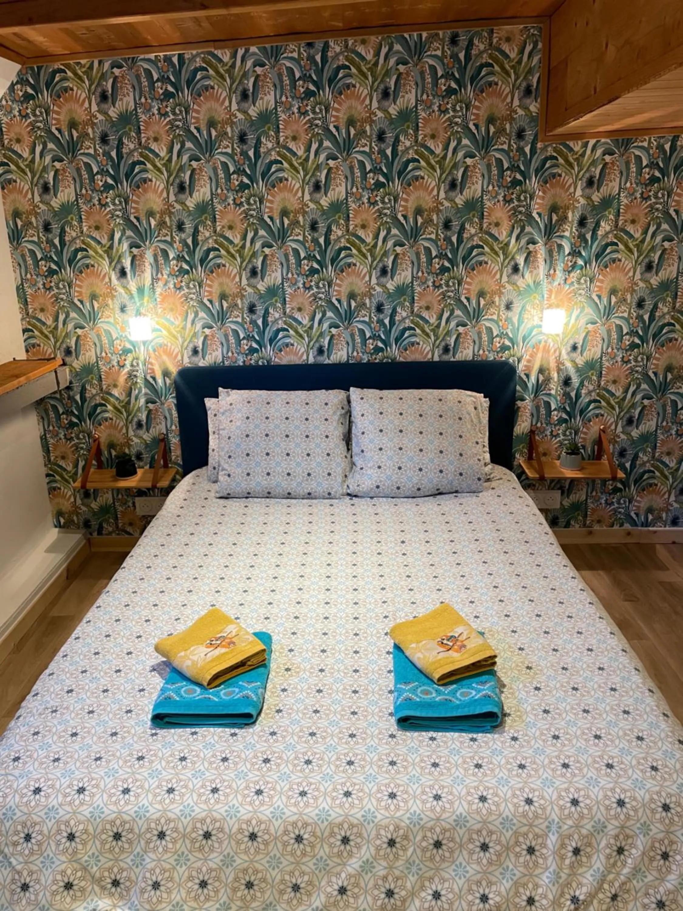 Bed in Péniche Le Pescalune - Chambre d'hôtes