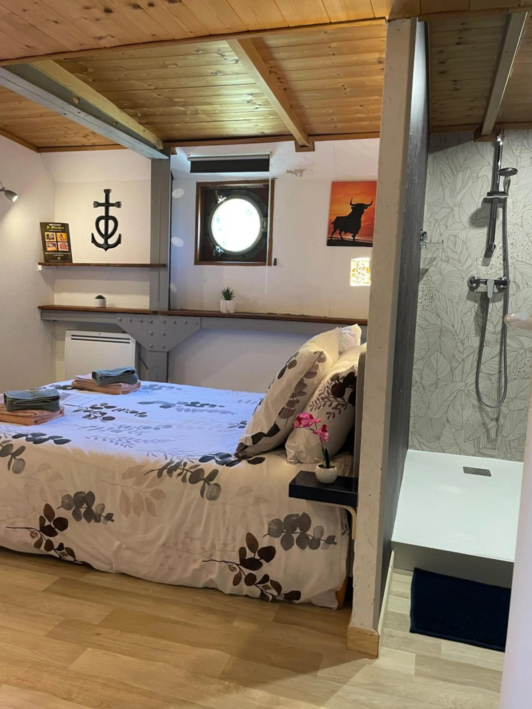 Bedroom, Bed in Péniche Le Pescalune - Chambre d'hôtes