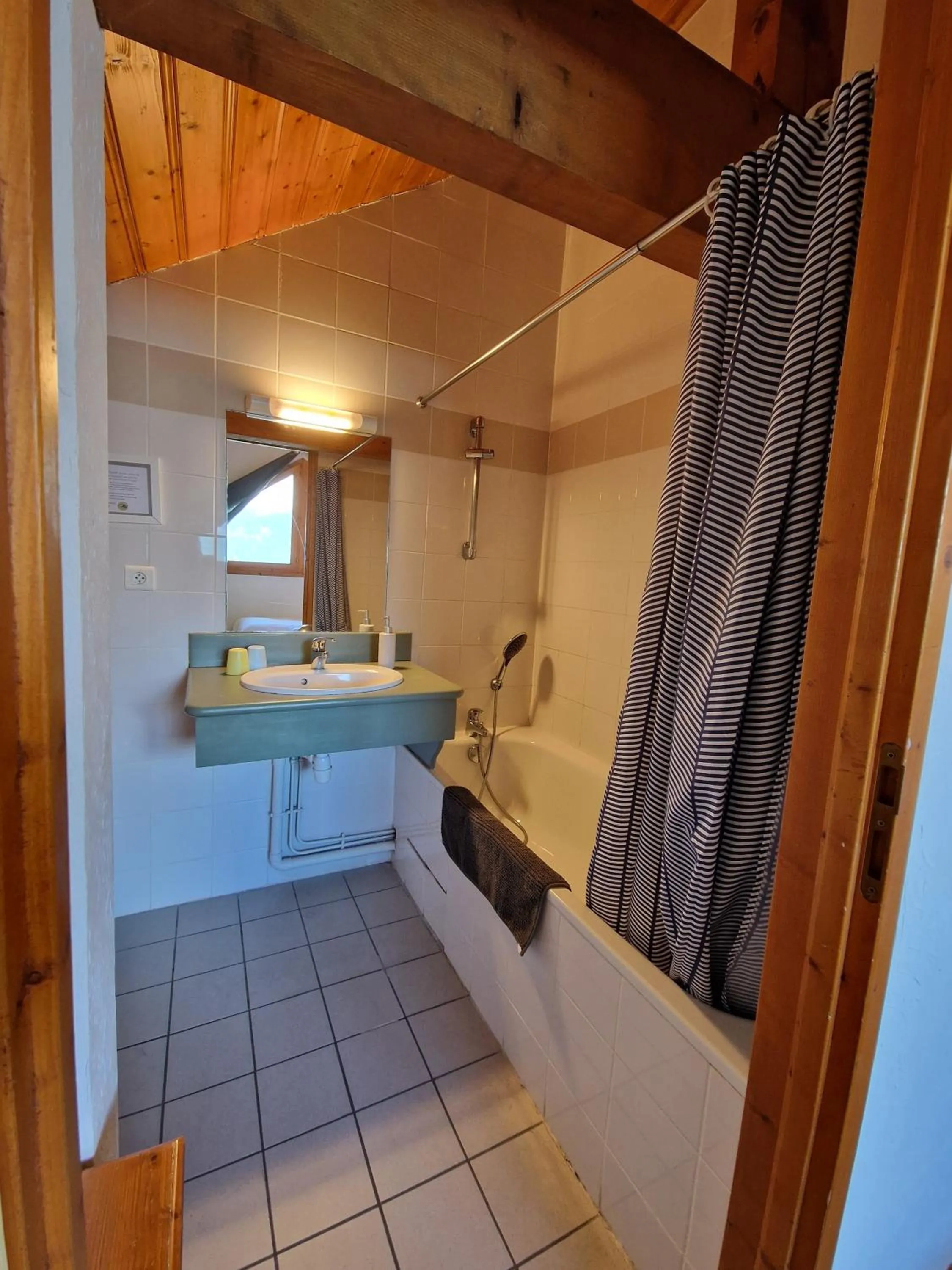 Bathroom, Bed in Chalet Beyond - Gelinotte