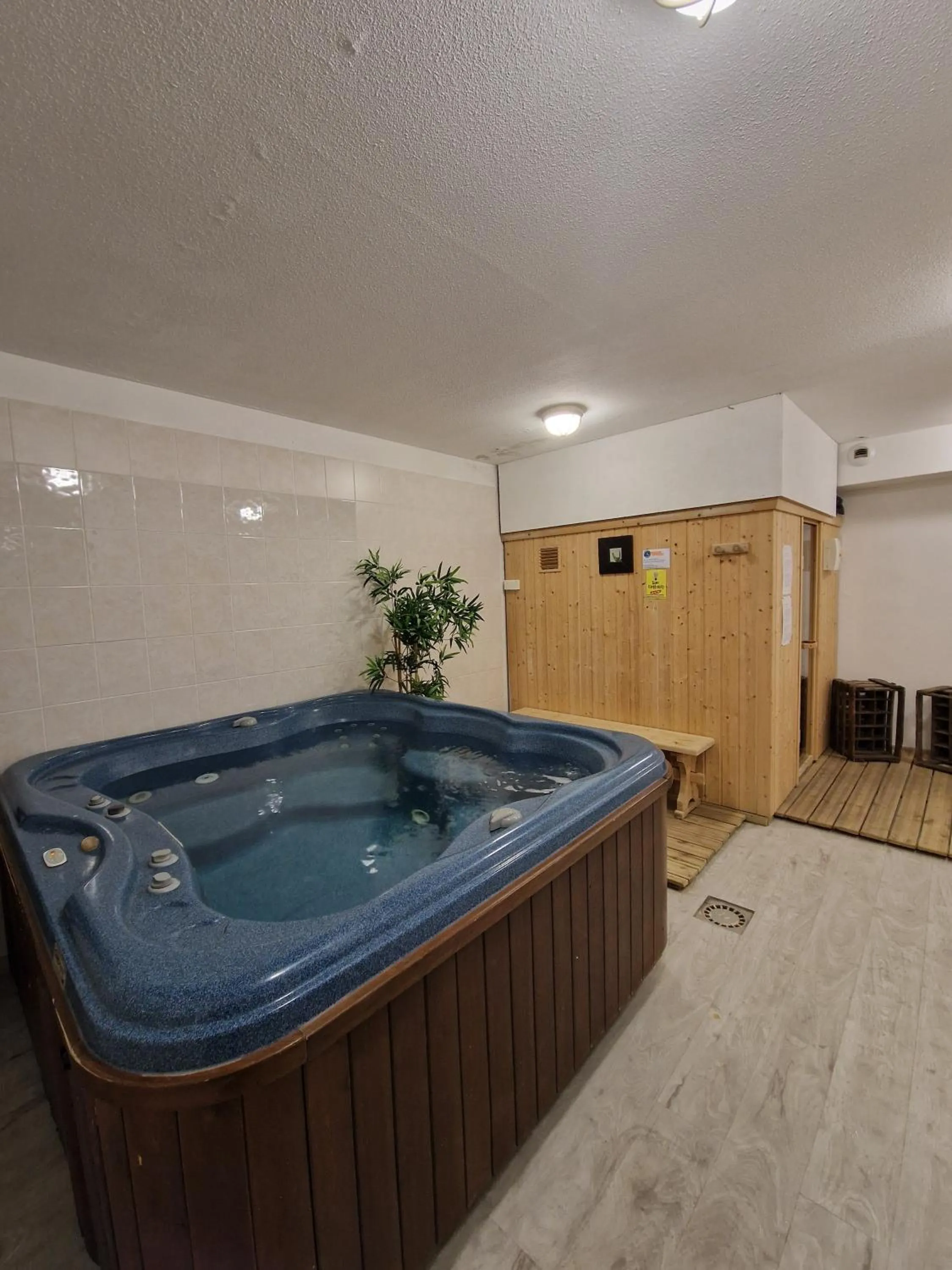 Hot Tub in Chalet Beyond - Gelinotte