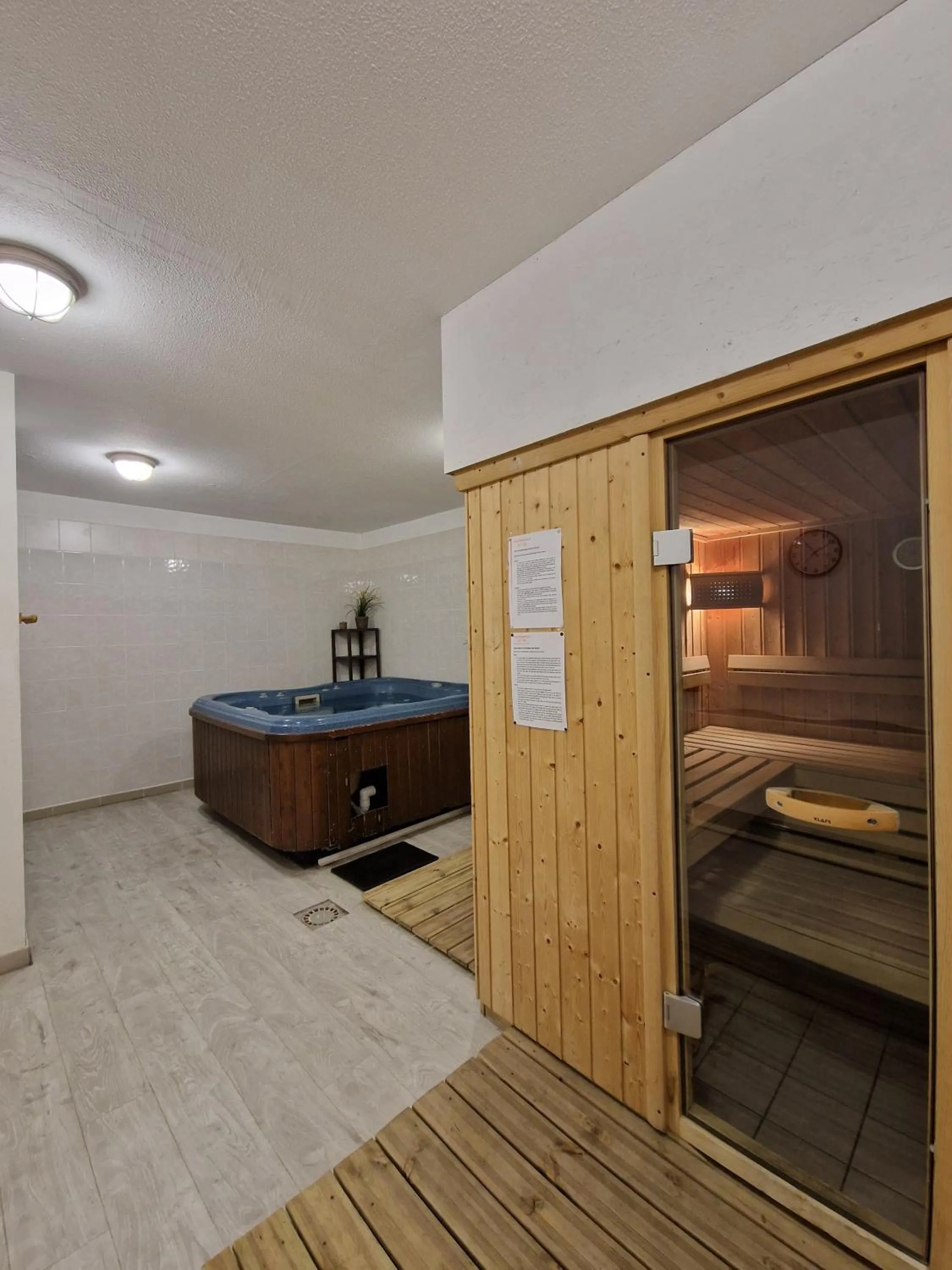 Hot Tub, Bed in Chalet Beyond - Gelinotte