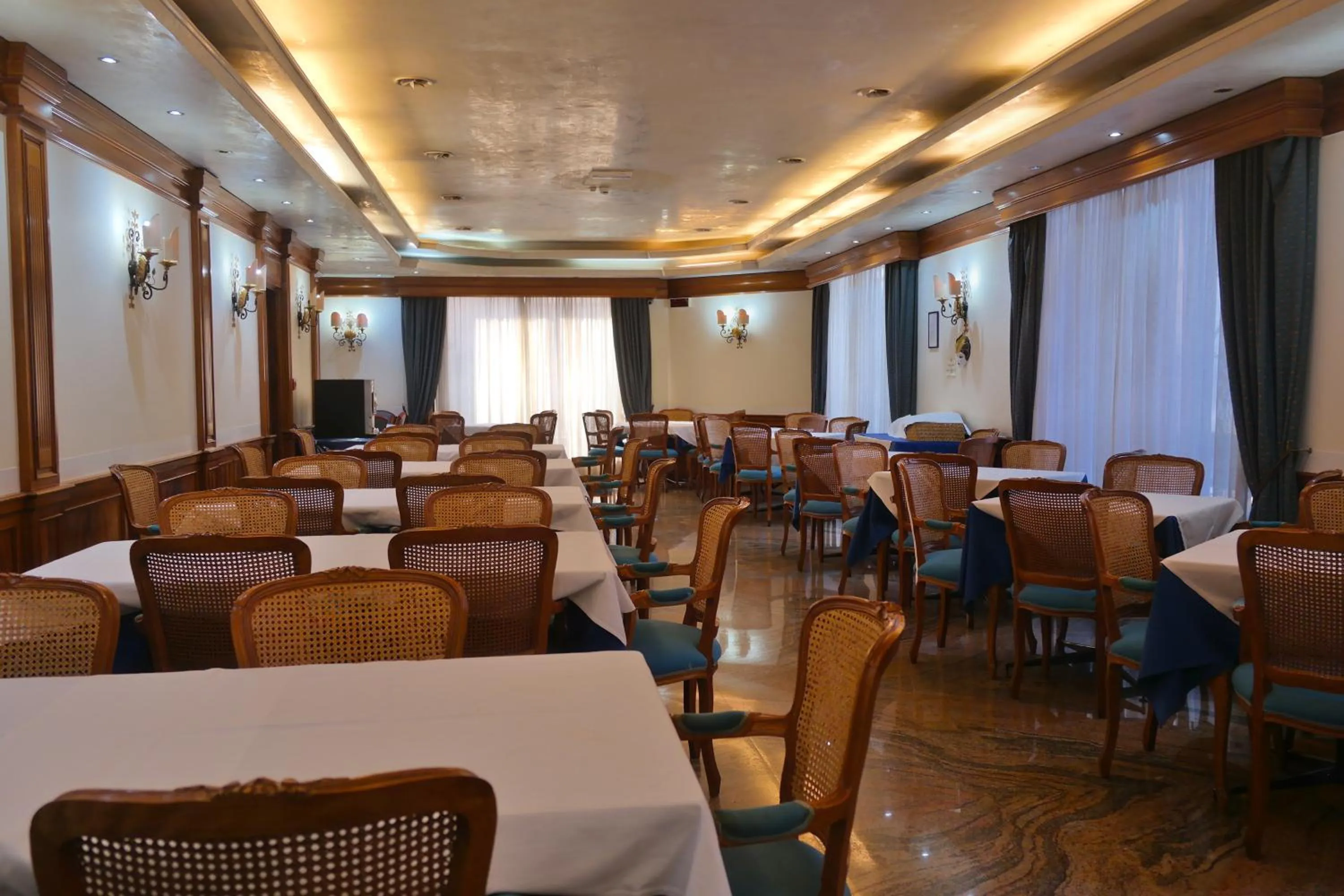 Restaurant/places to eat in Hotel Mondial