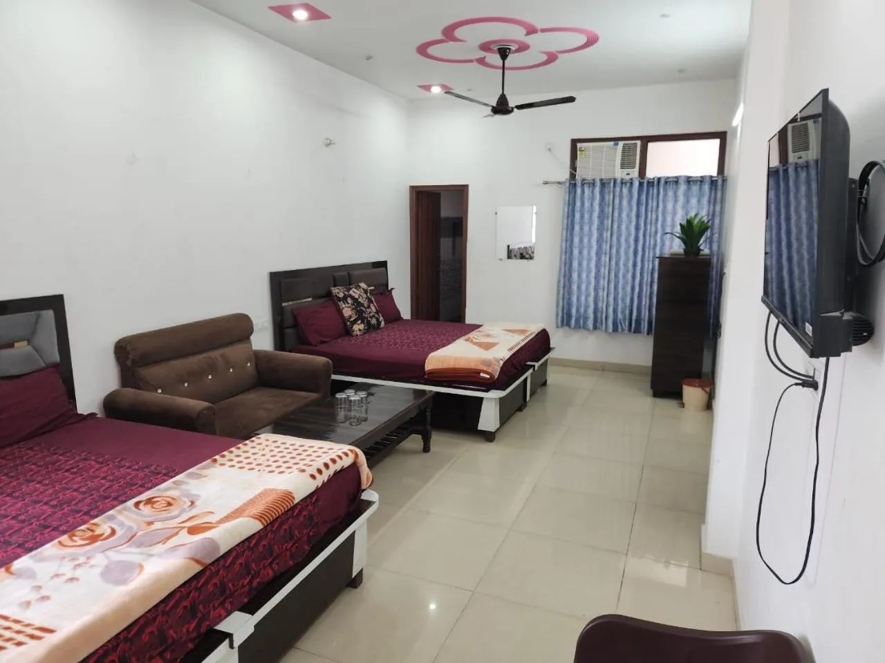 Photo of the whole room, Bed in Roop Niwas