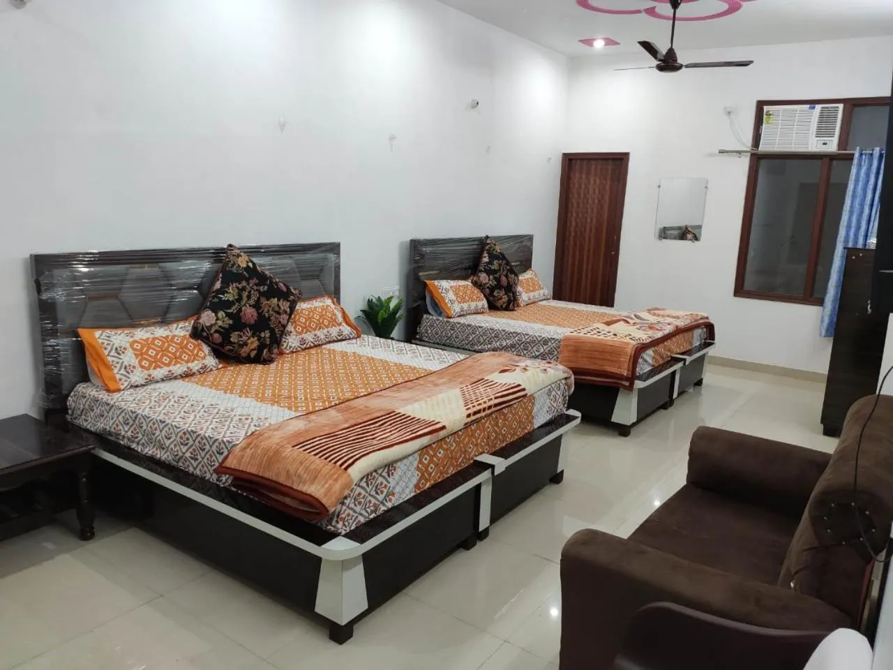 Inner courtyard view, Bed in Roop Niwas