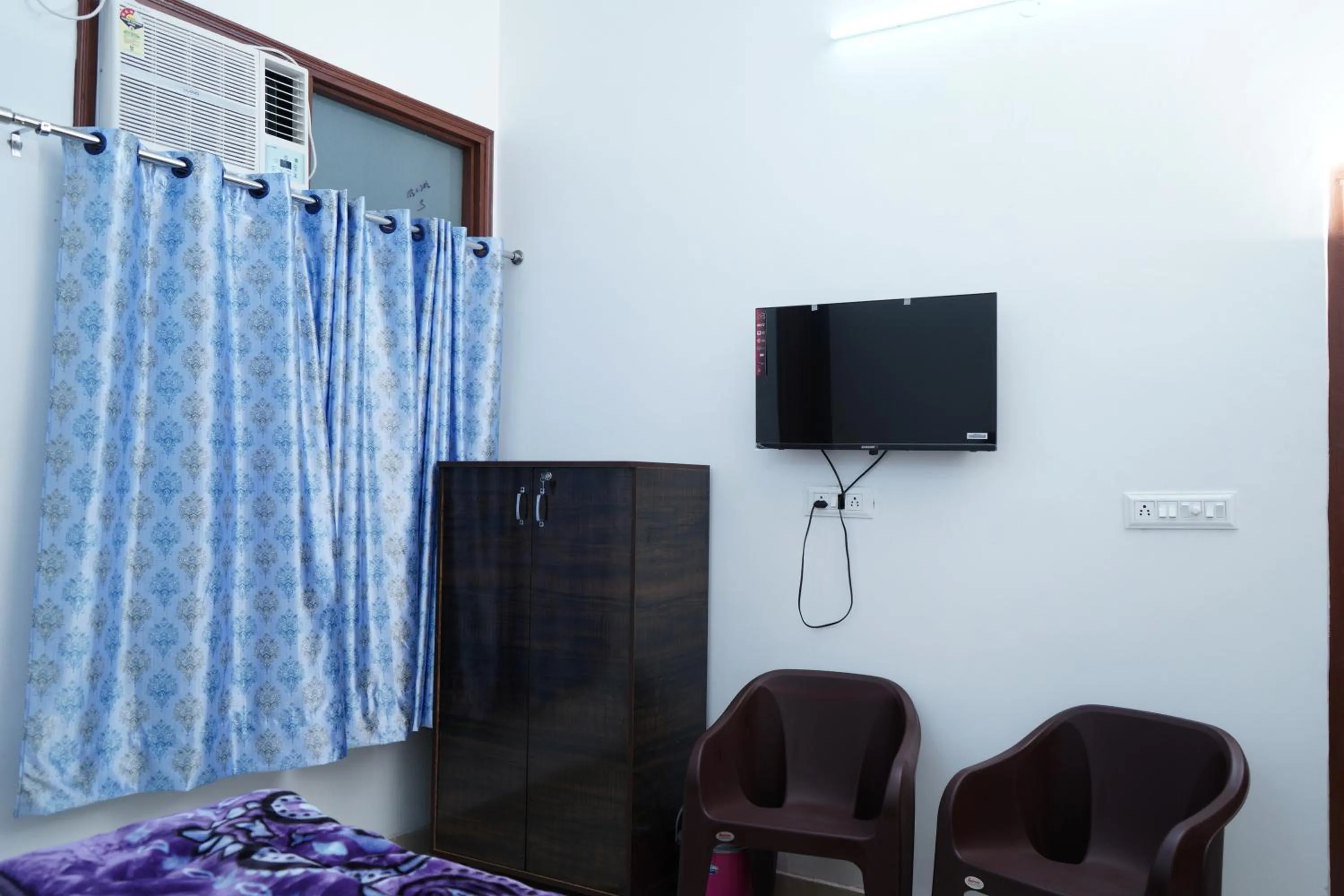 TV and multimedia, Bed in Roop Niwas