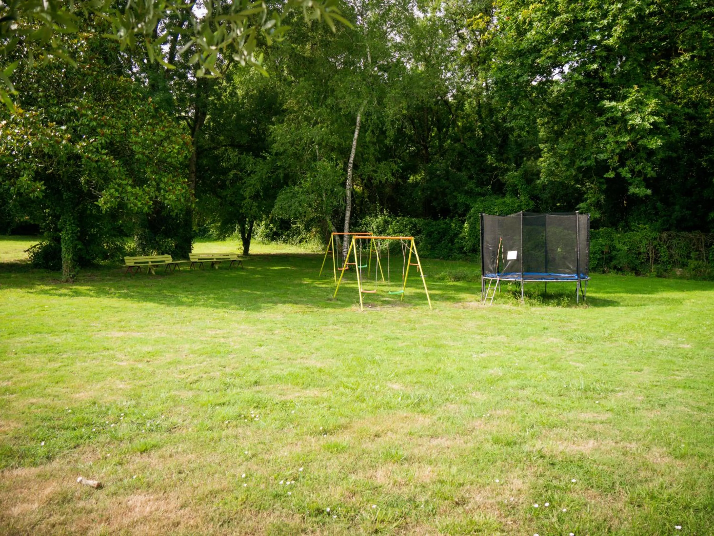 Children play ground in Domaine de Fontsauzine - gîtes et chambre d'hôtes