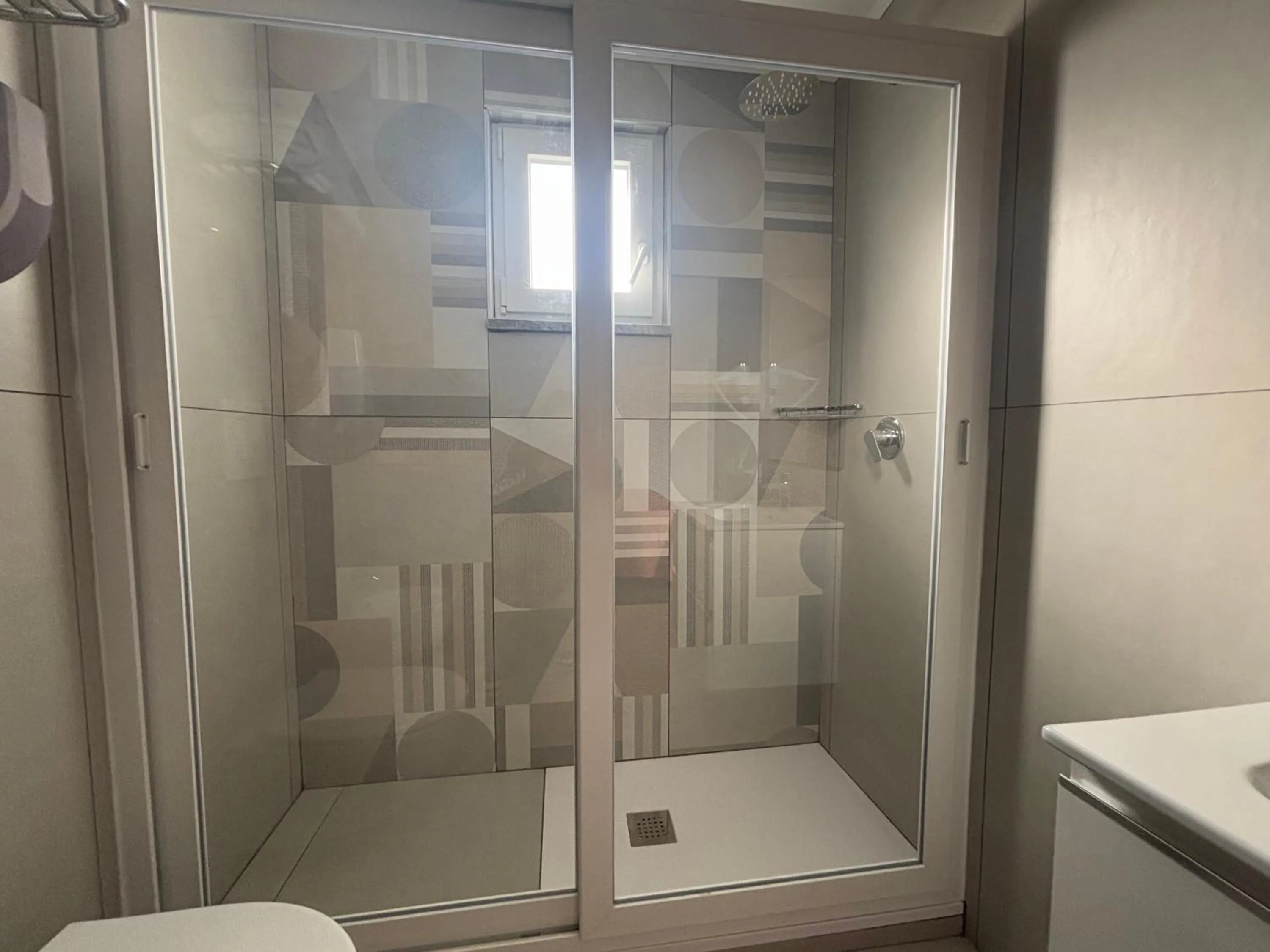 Shower in Hotel La Mela