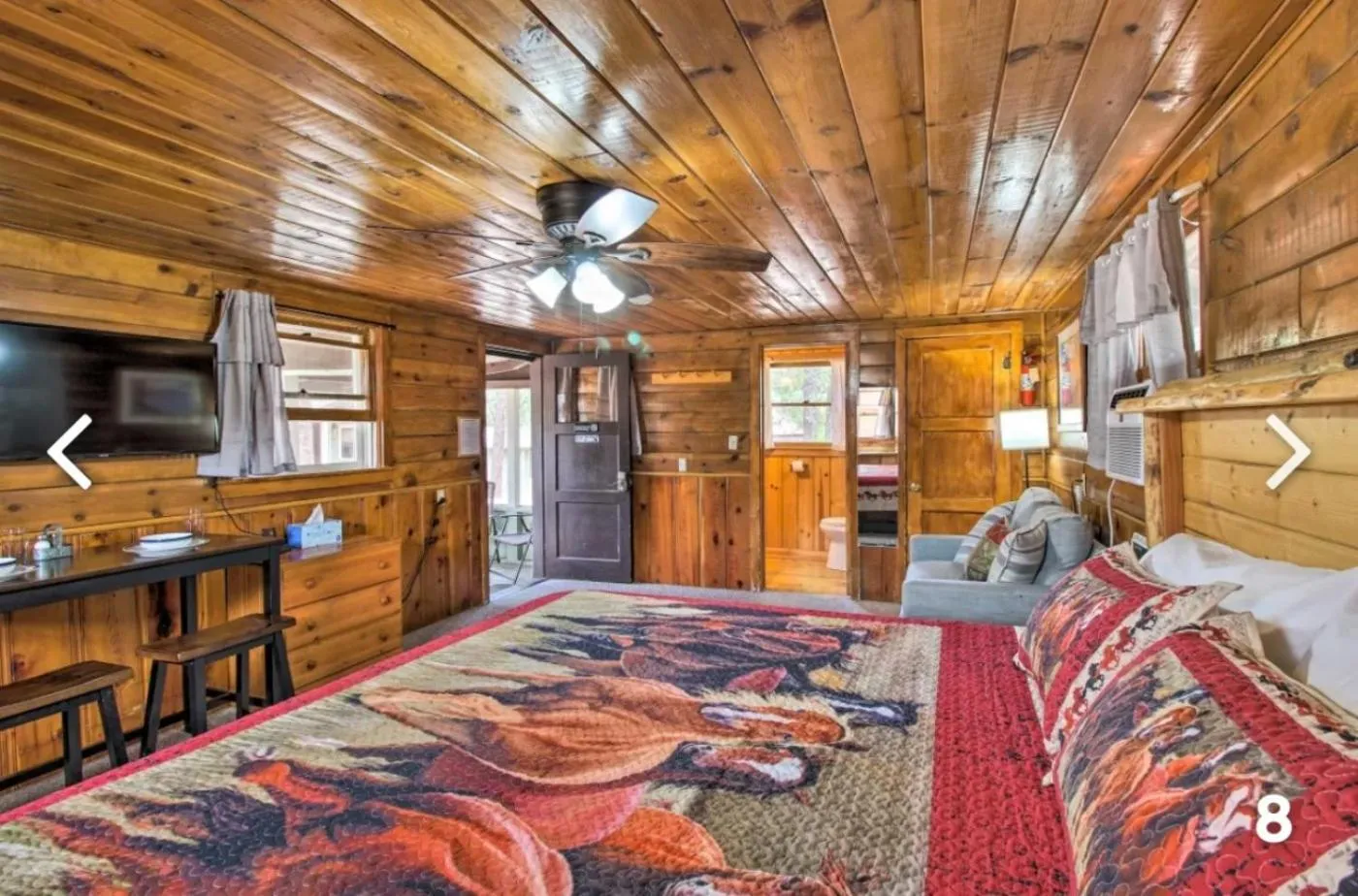 Photo of the whole room, Bed in Hidden Rest Cabins and Resort