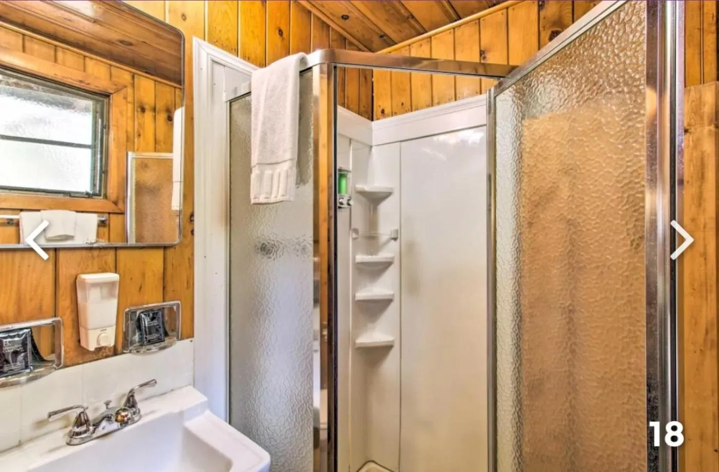 Shower in Hidden Rest Cabins and Resort