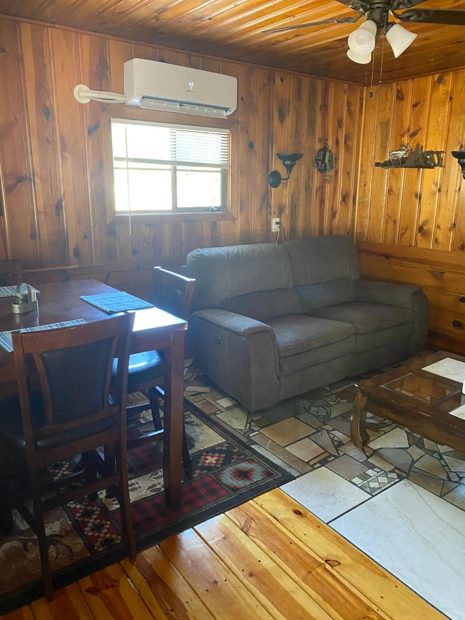 Living room in Hidden Rest Cabins and Resort