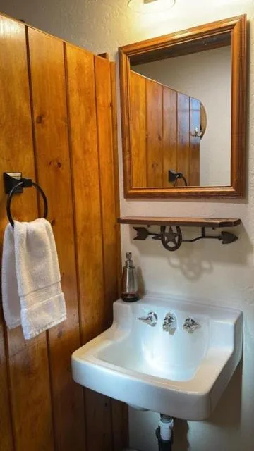 Bathroom in Hidden Rest Cabins and Resort