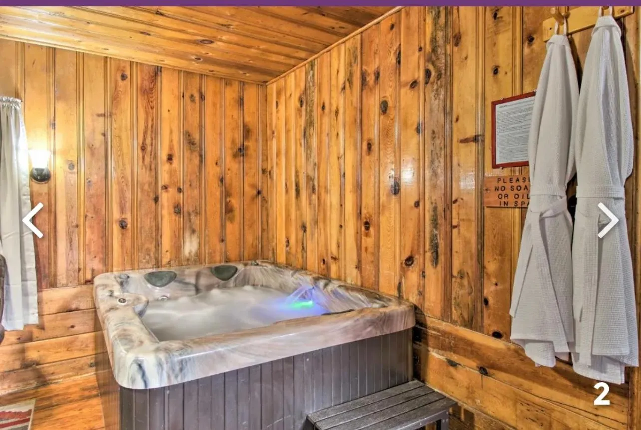 Hot Tub in Hidden Rest Cabins and Resort