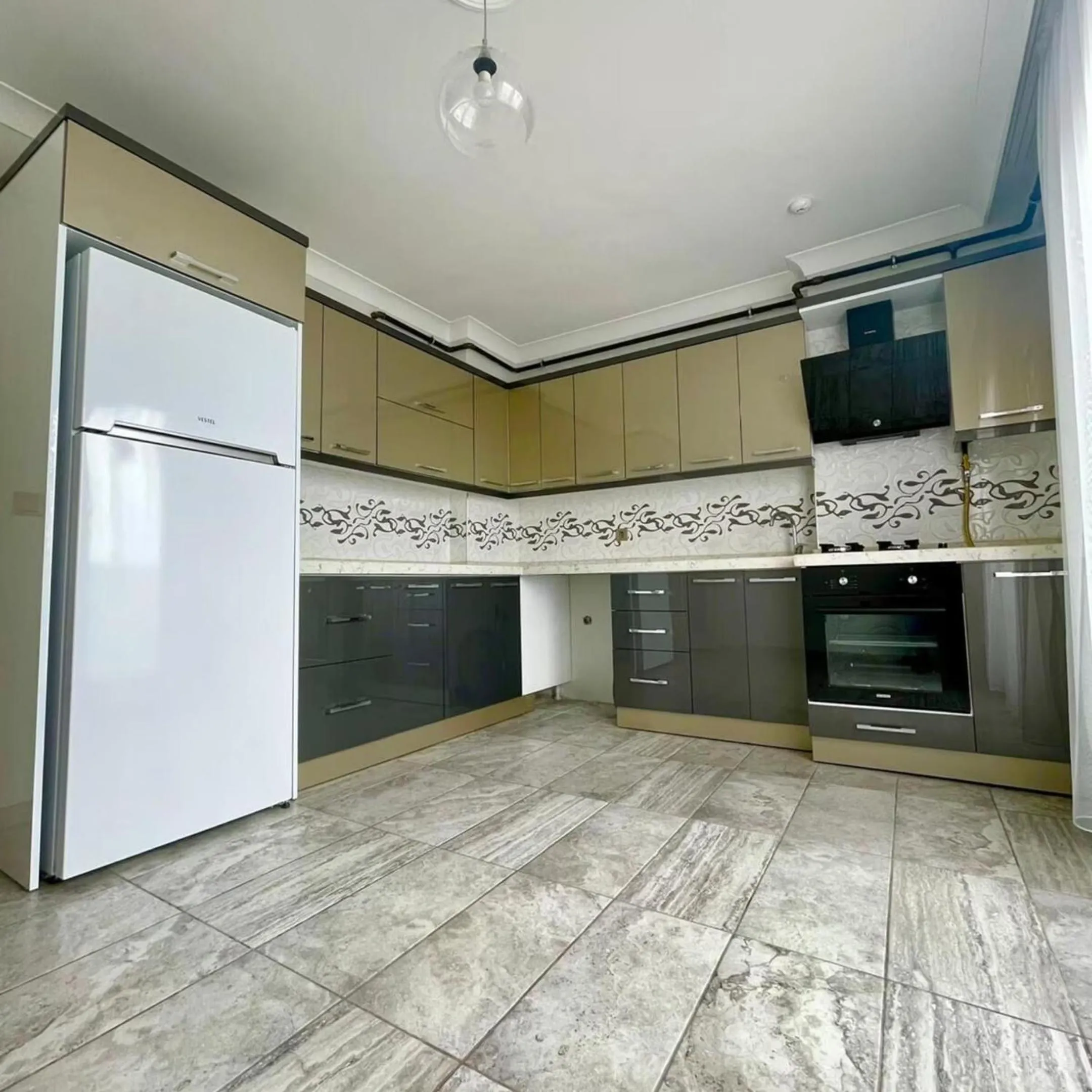 Kitchen or kitchenette in Shahin Golden Hotel الصقر الذهبي للشقق الفندقية