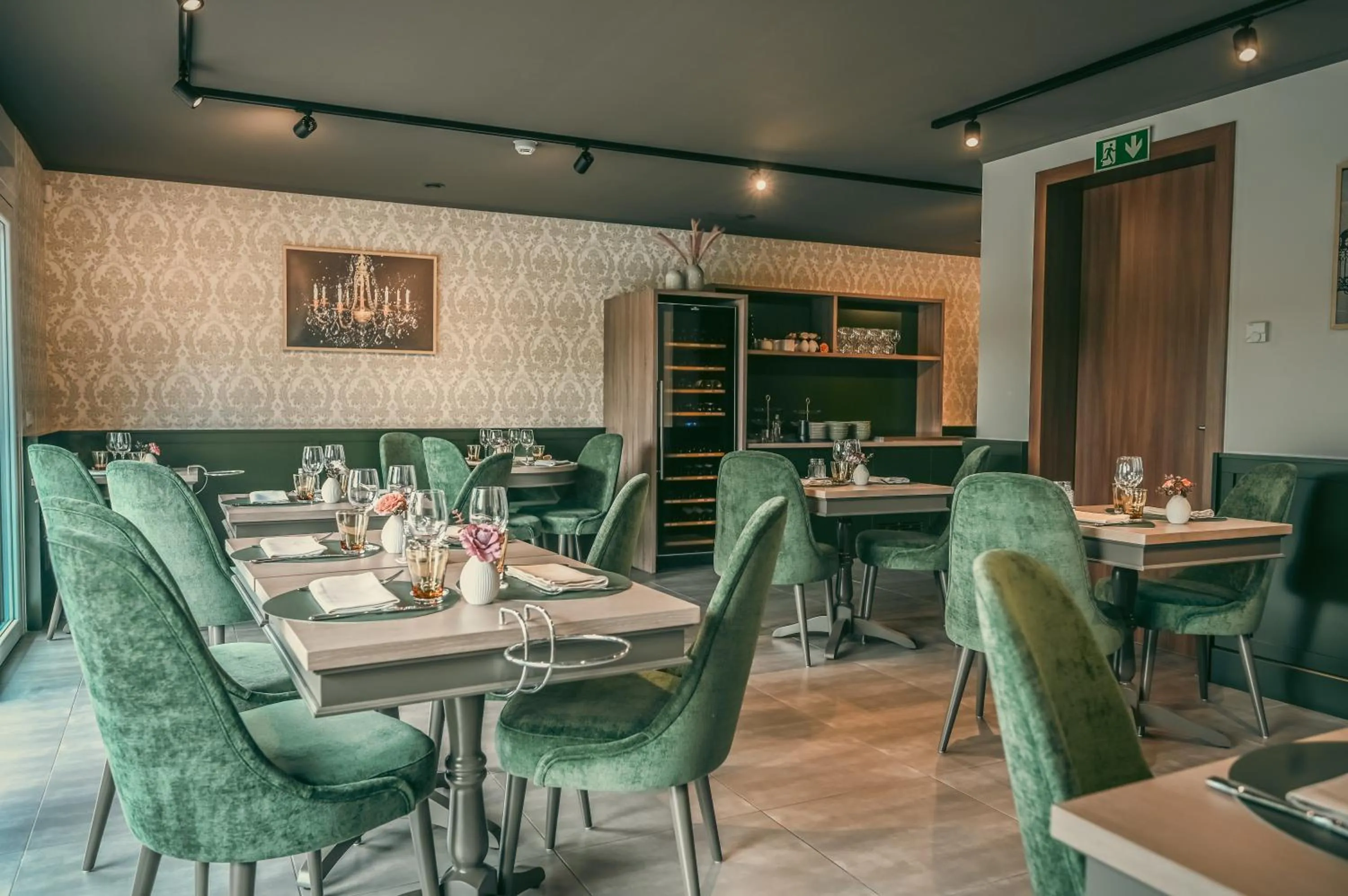 Restaurant/places to eat in Hôtel Casa 49