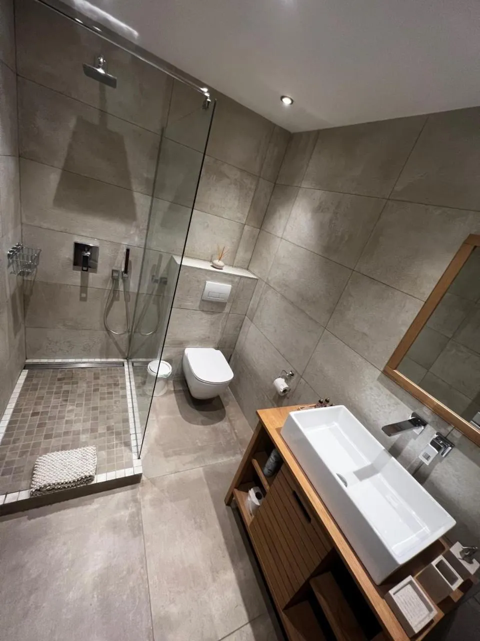 Shower in Top-of-range appartment of 90m2 & 20m2 of sunny terrace, 2min from sea