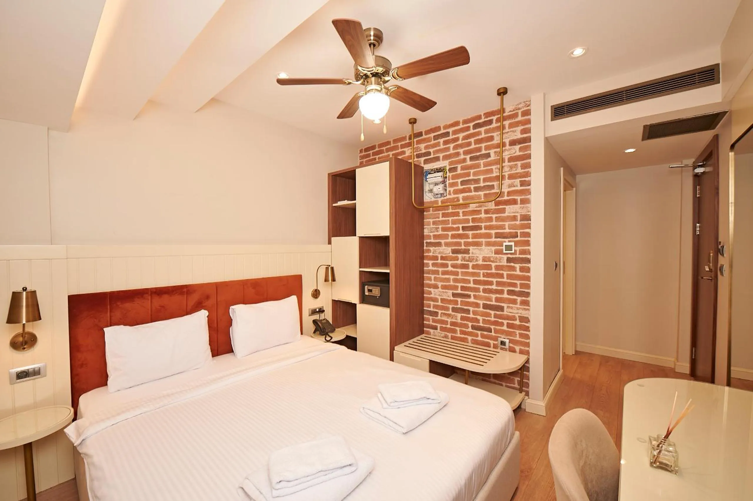 Photo of the whole room, Bed in Saratoga Hotel Sultanahmet