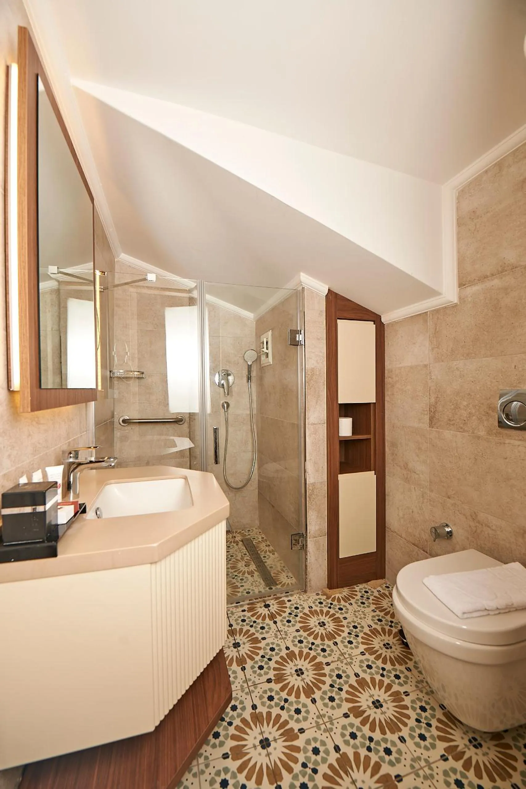 Toilet in Saratoga Hotel Sultanahmet