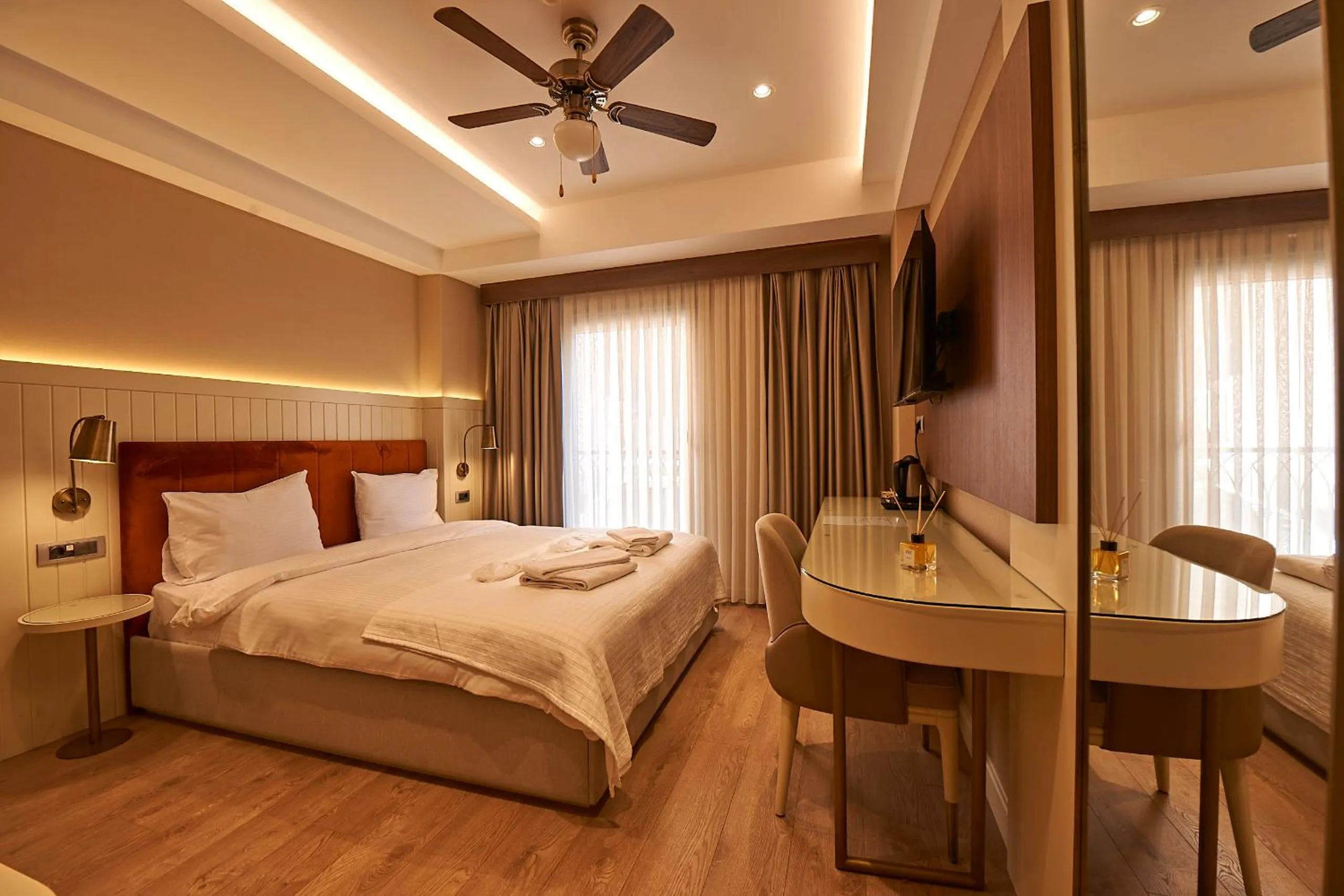 Photo of the whole room, Bed in Saratoga Hotel Sultanahmet