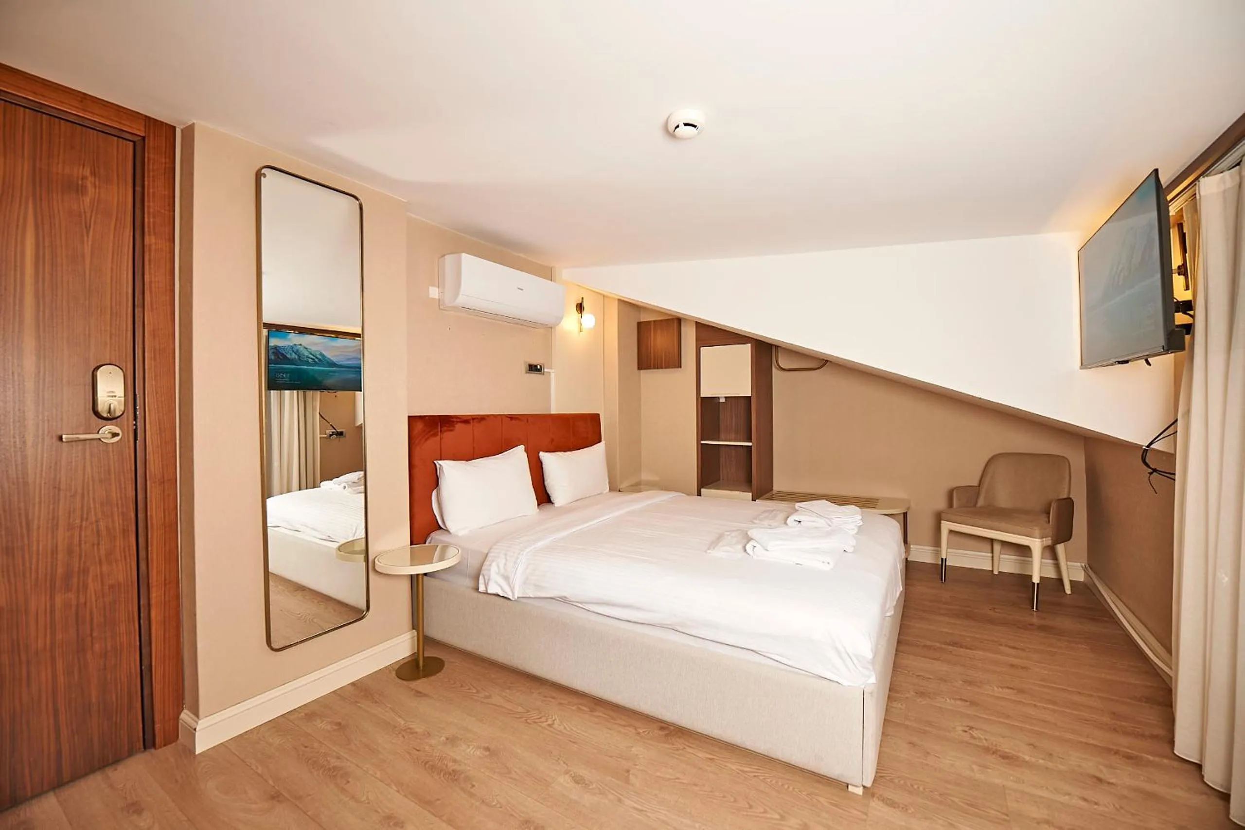 Photo of the whole room, Bed in Saratoga Hotel Sultanahmet