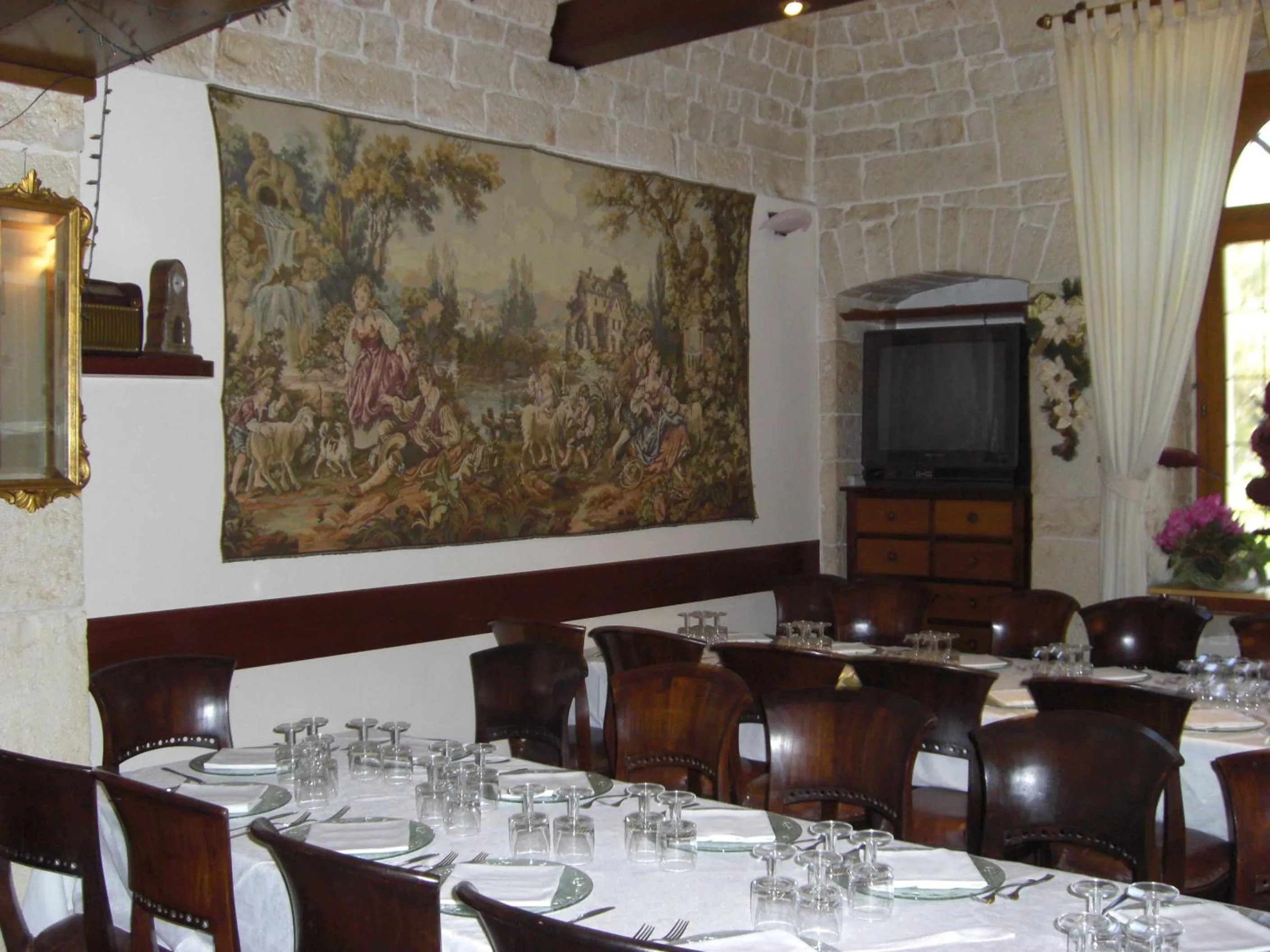 Restaurant/places to eat in Holiday Residence