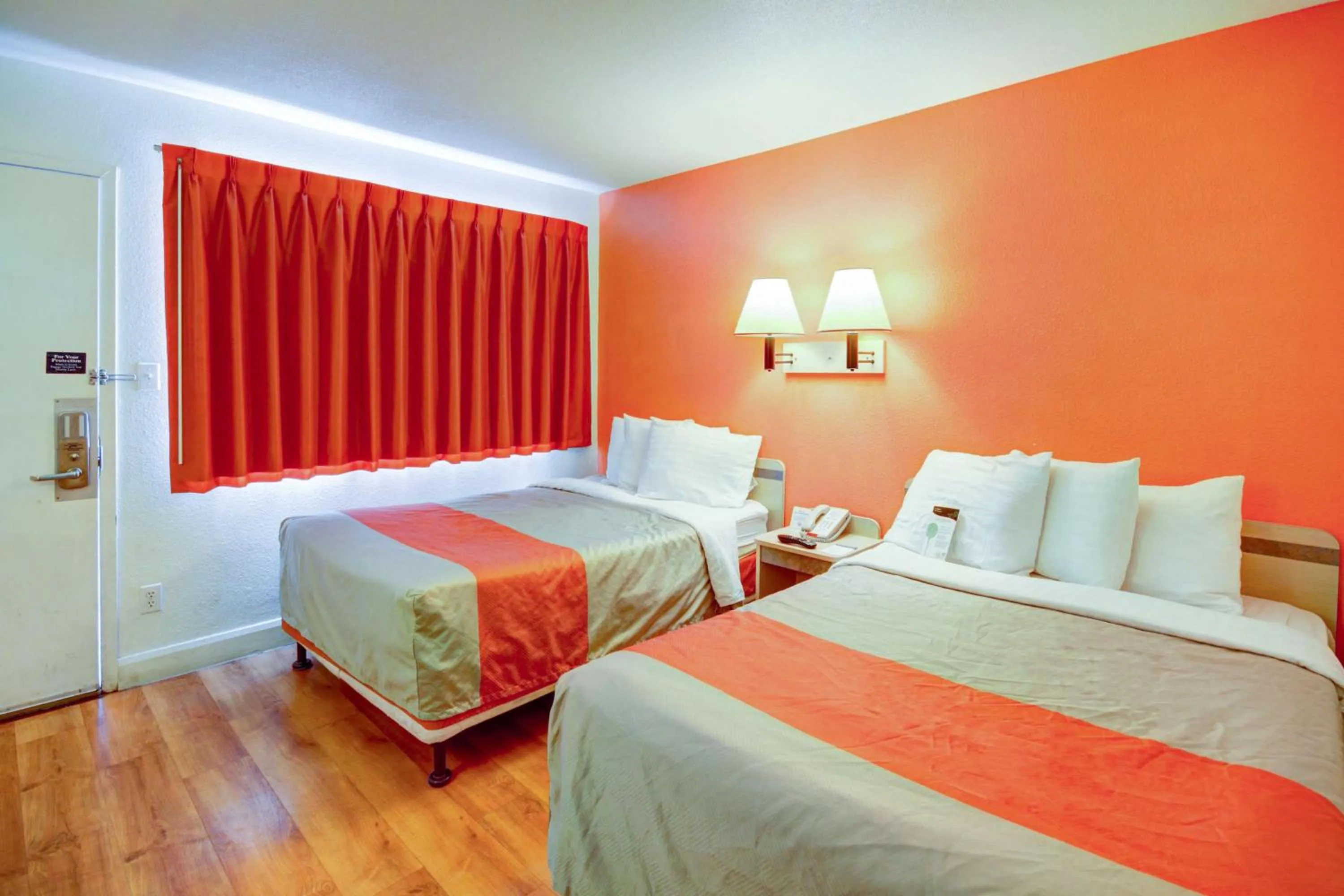 Photo of the whole room, Bed in Motel 6 Saint George, UT