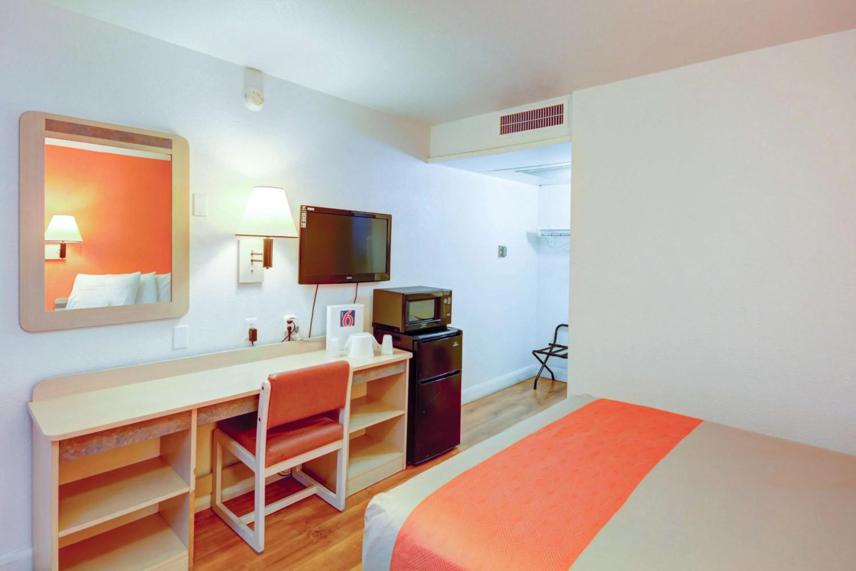 TV and multimedia, Bed in Motel 6 Saint George, UT