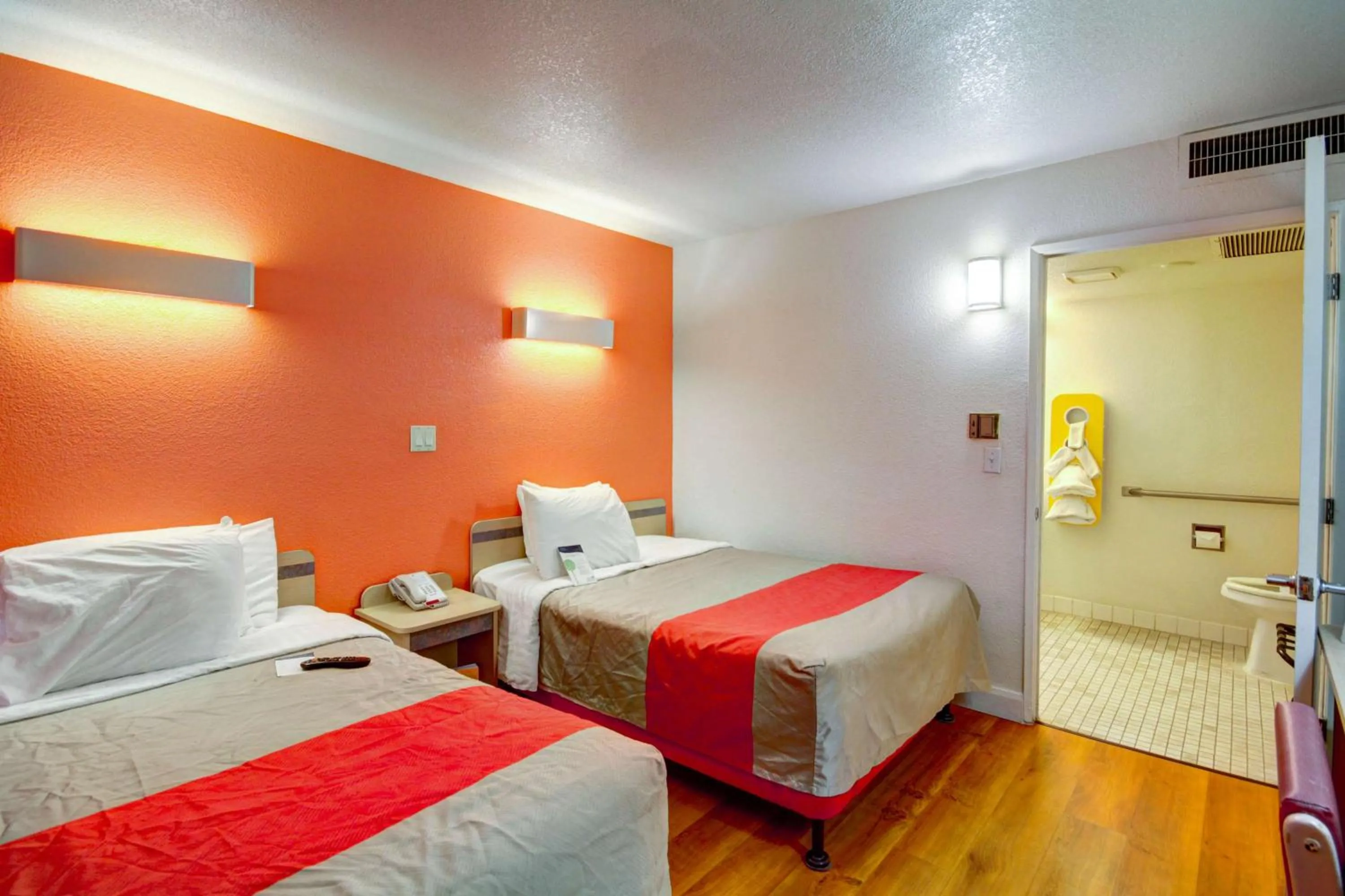 Photo of the whole room, Bed in Motel 6 Saint George, UT