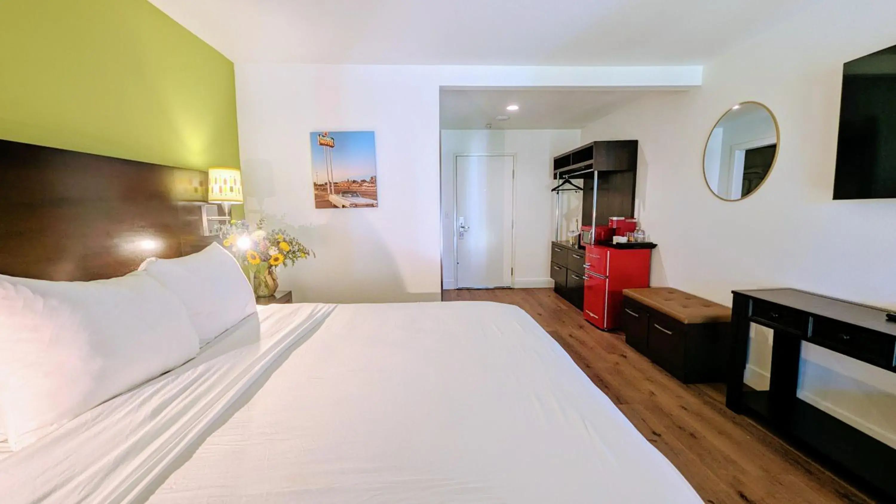 Bedroom, Bed in Foothills Motel Bedroom, Bed in Foothills Motel