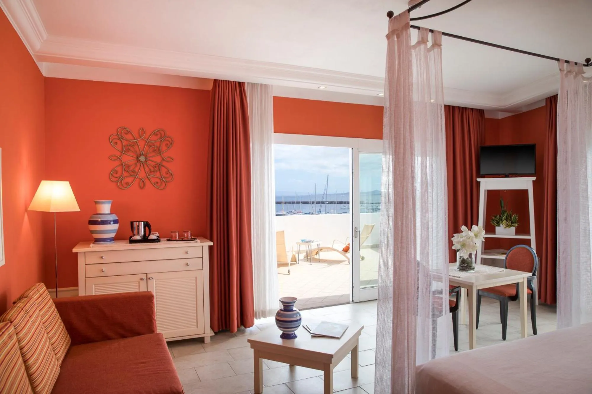 Living room, Bed in Lu' Hotel Riviera - Carloforte