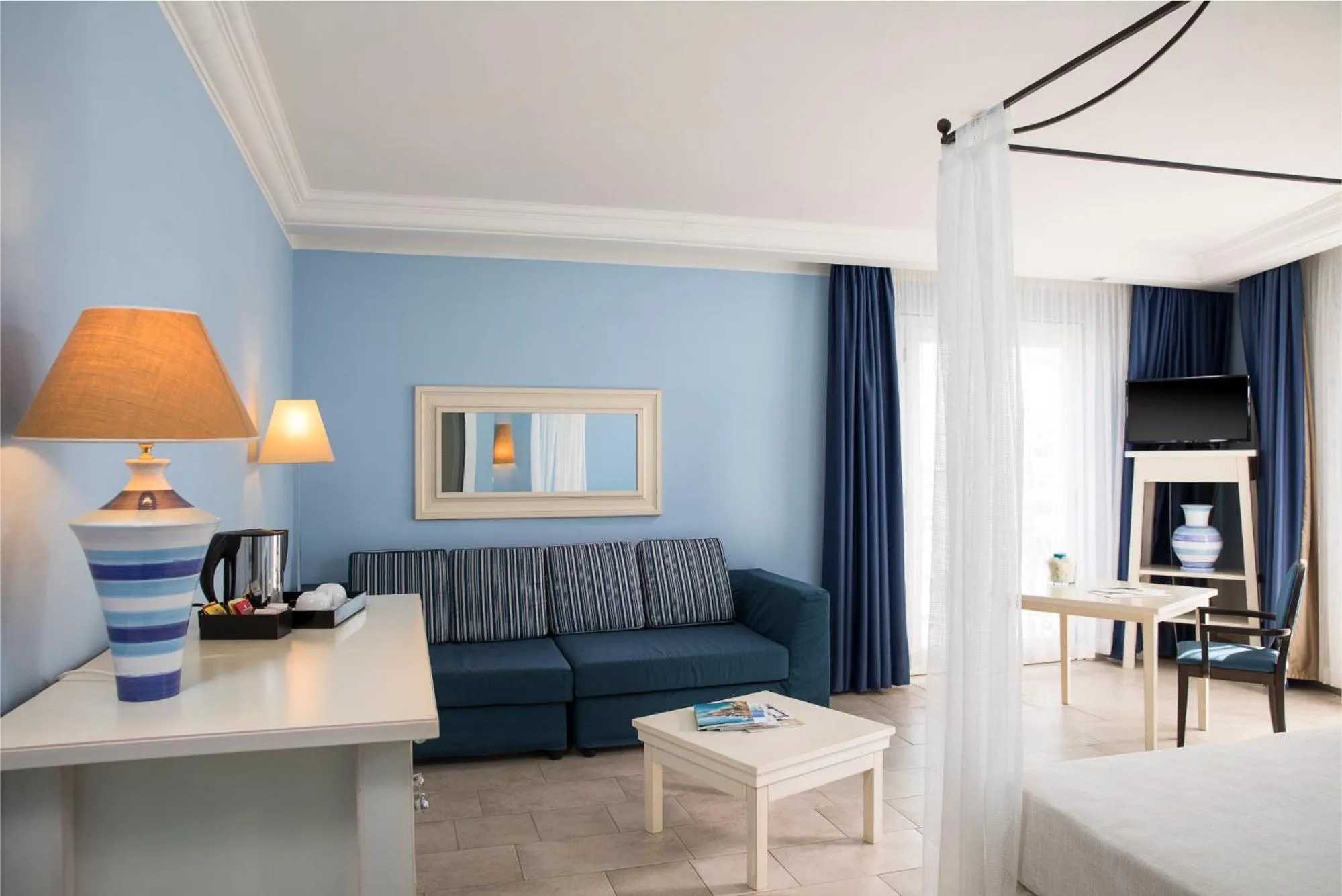 Living room, Bed in Lu' Hotel Riviera - Carloforte