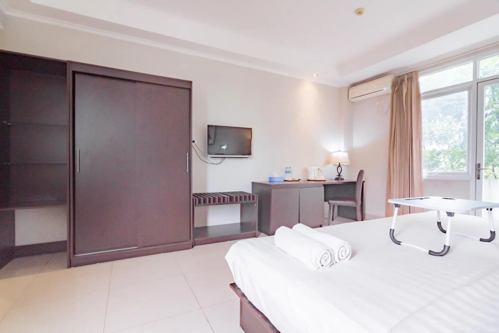 TV and multimedia, Bed in Urbanview Hotel Grand Malabar Bandung
