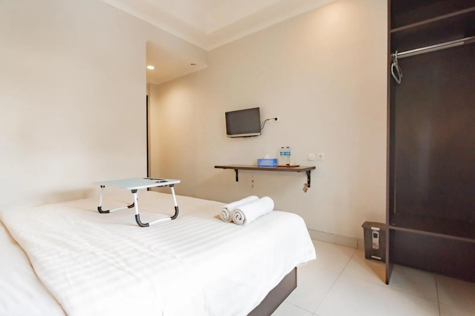 Photo of the whole room, Bed in Urbanview Hotel Grand Malabar Bandung