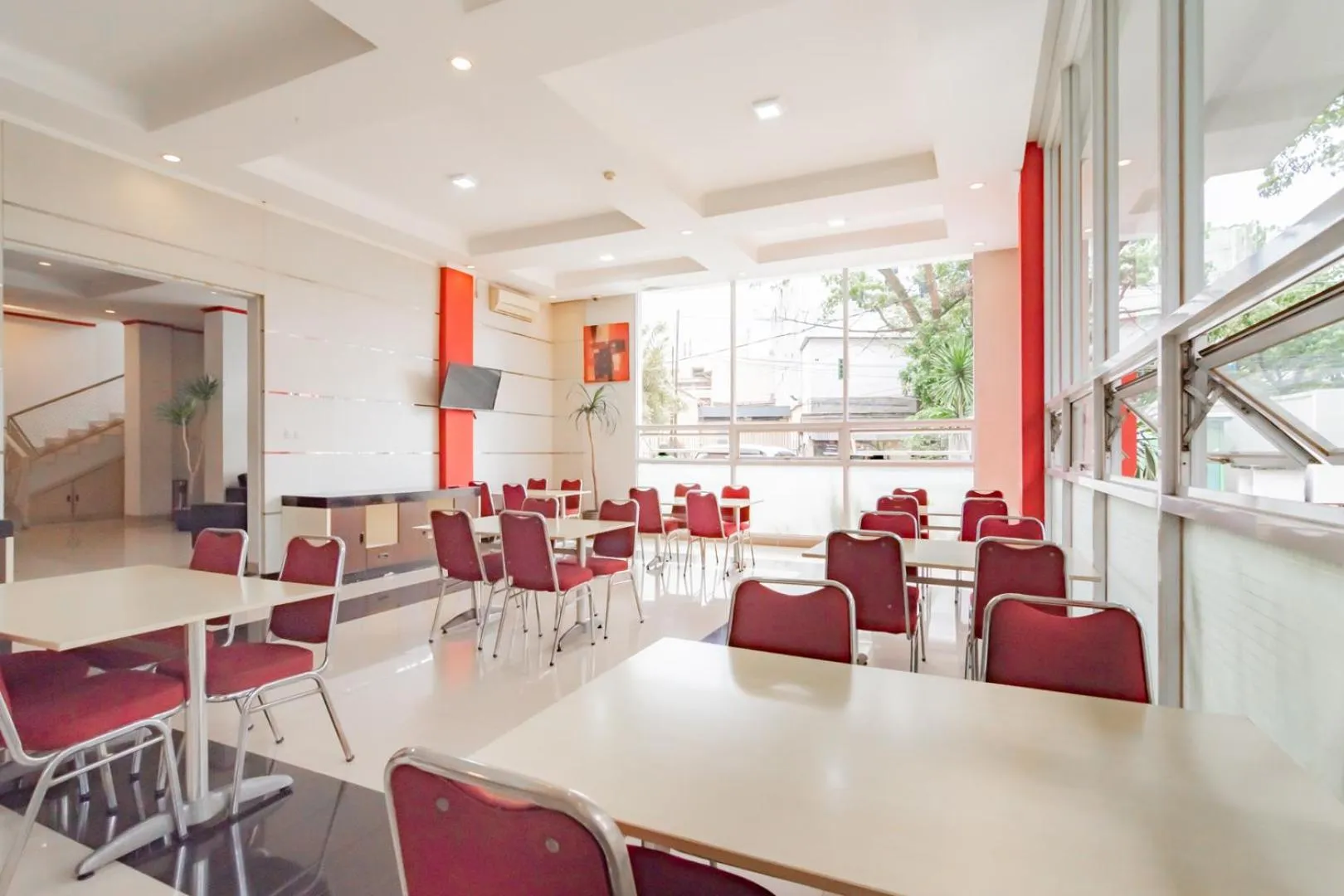 Restaurant/places to eat in Urbanview Hotel Grand Malabar Bandung