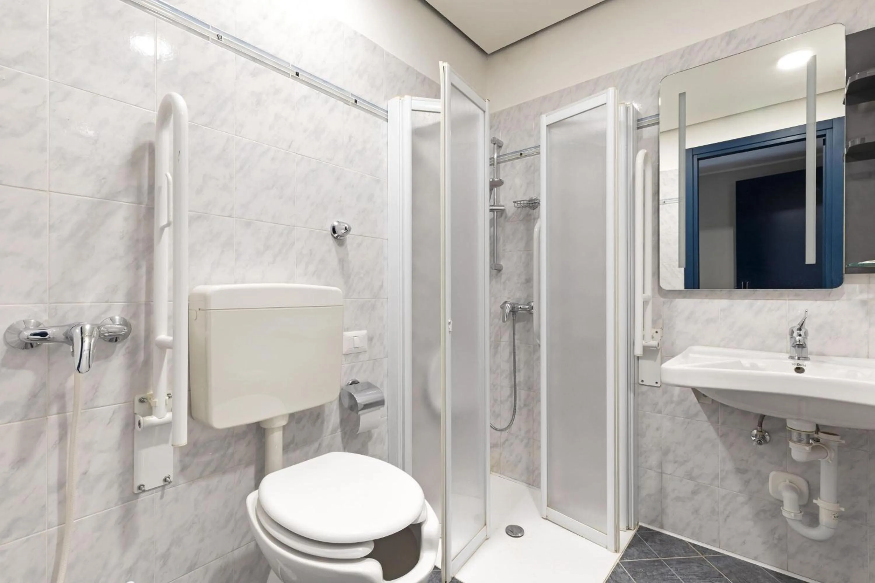 Photo of the whole room in B&B Hotel Como City Center