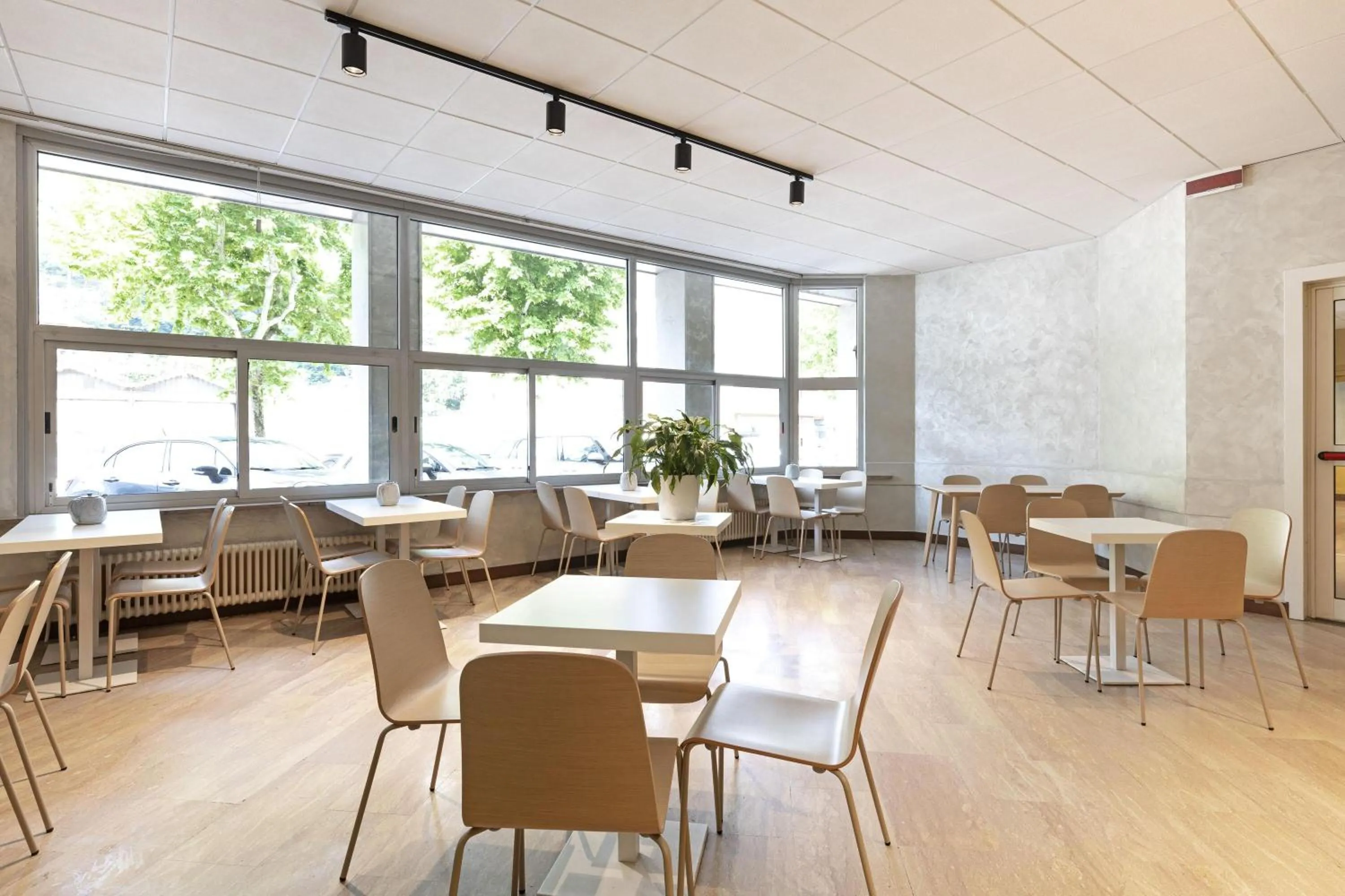 Restaurant/places to eat in B&B Hotel Como City Center