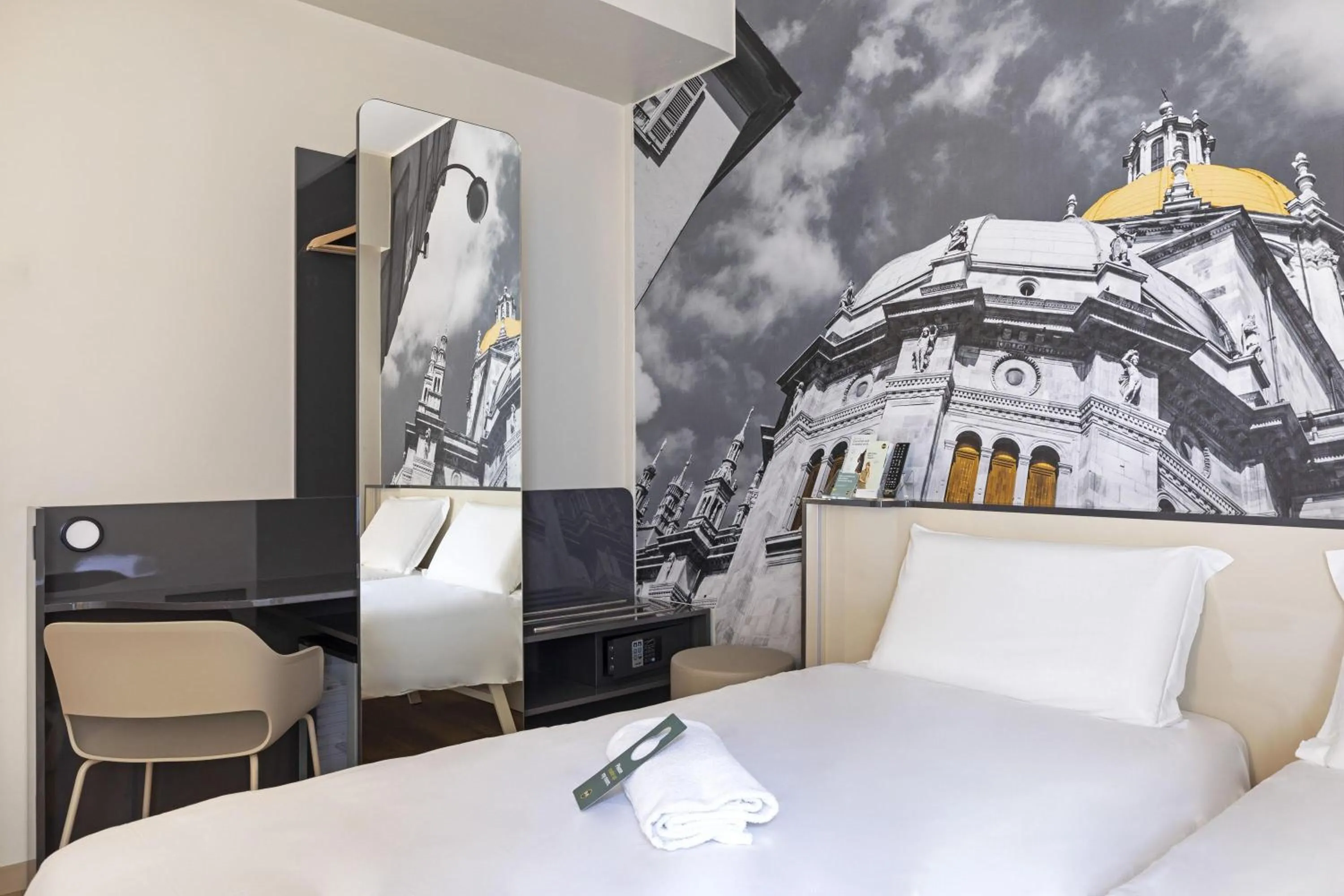 Photo of the whole room, Bed in B&B Hotel Como City Center