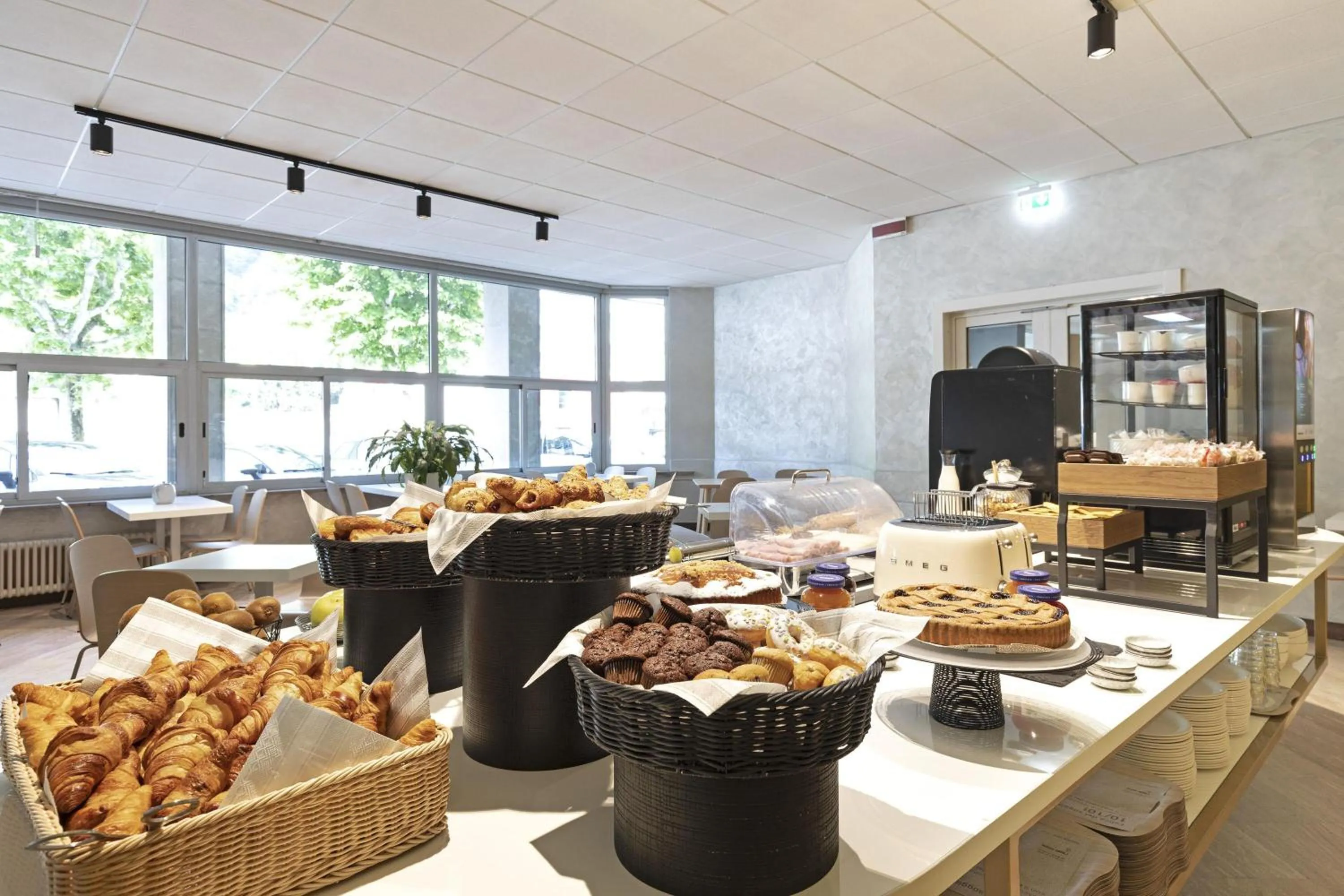 Restaurant/places to eat in B&B Hotel Como City Center