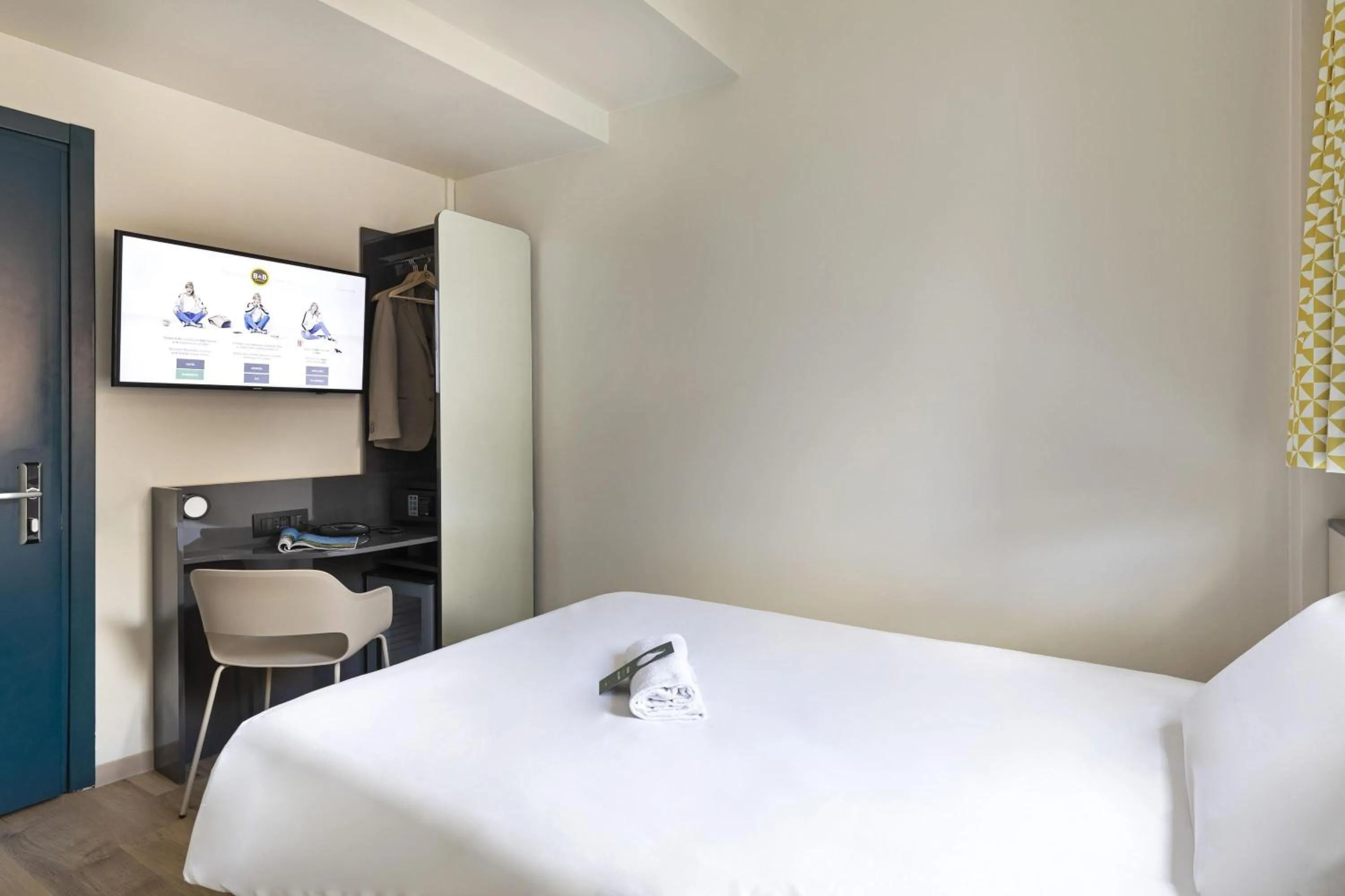 Photo of the whole room, Bed in B&B Hotel Como City Center