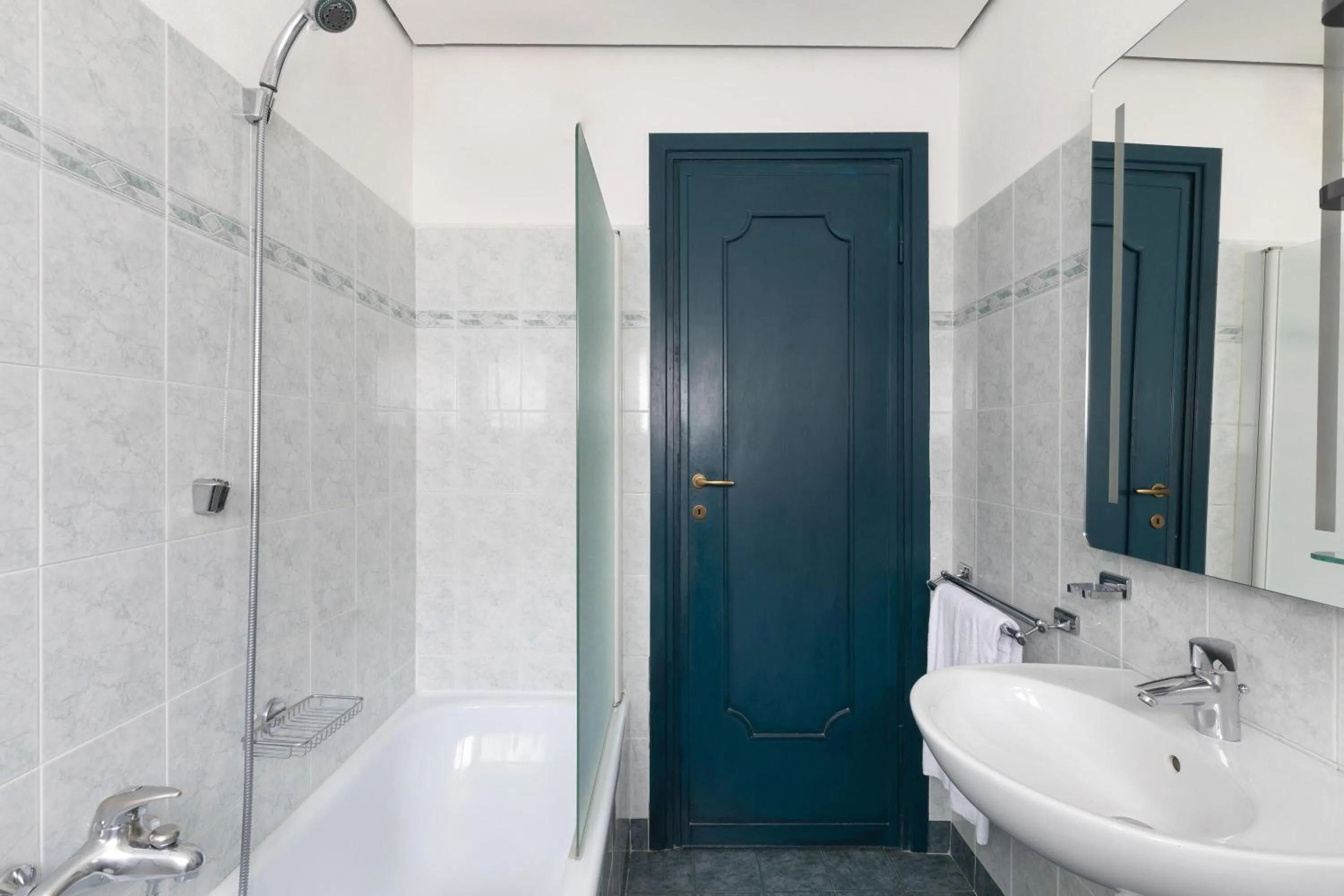 Photo of the whole room in B&B Hotel Como City Center